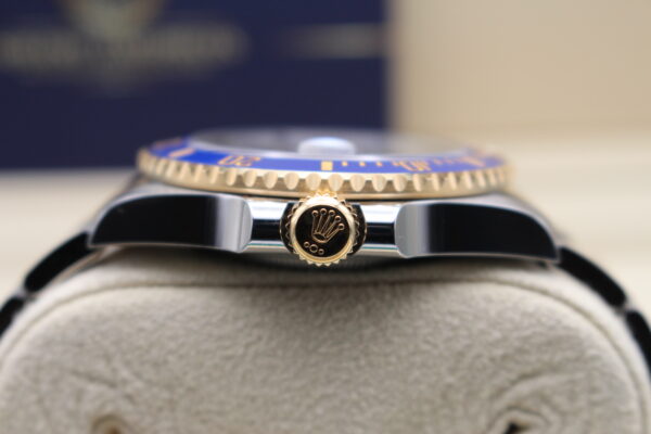 Rolex Submariner Bluesy Crown and side of the case