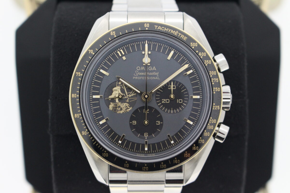 Face on picture close up of the Omega apollo 11 50th Anniversary