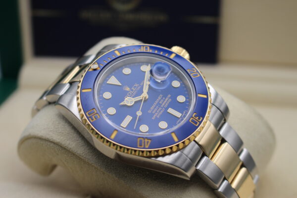 Rolex Submariner on a angle with the time at 10 past 10