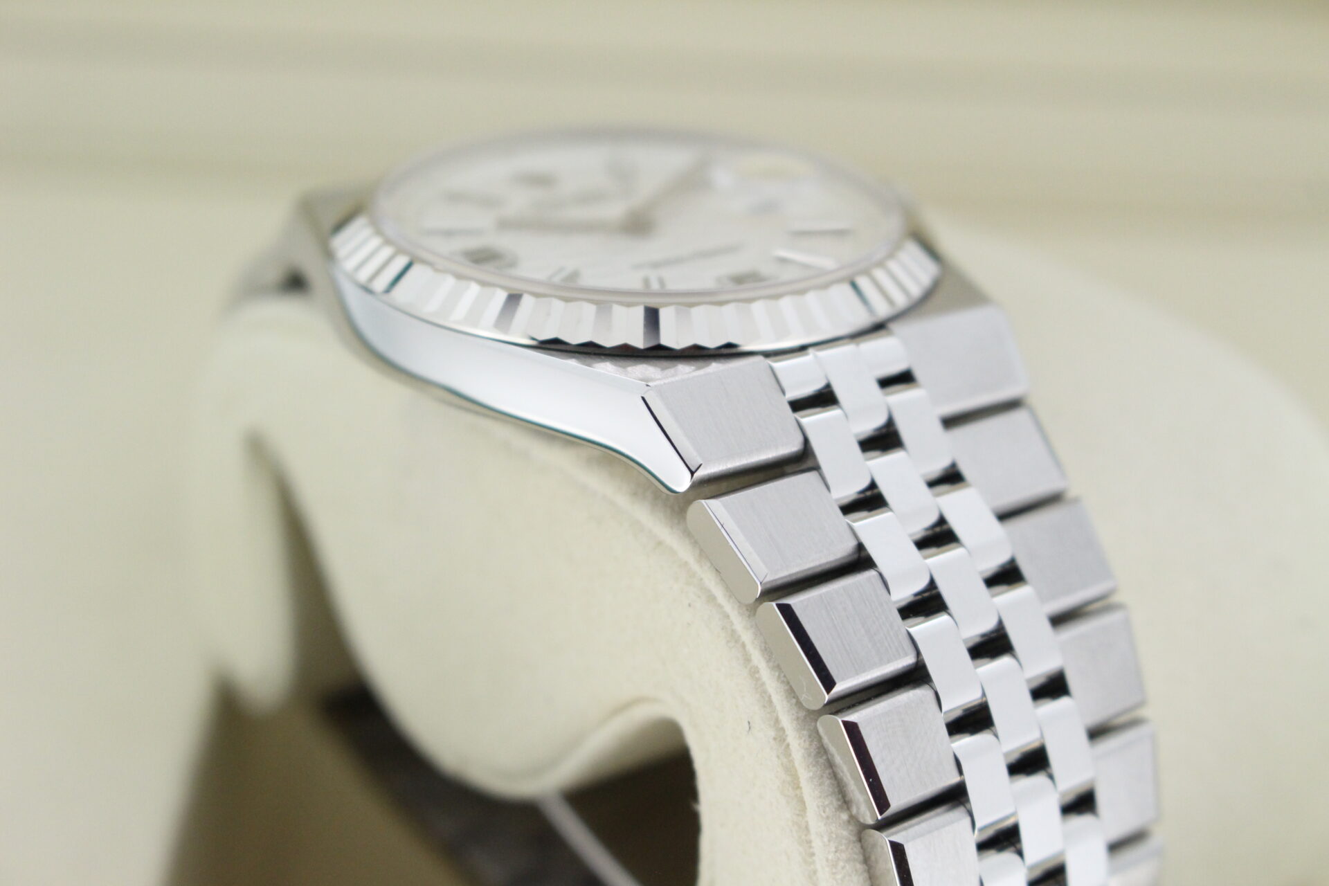 Rolex Land Dweller 40 127334 angle of case