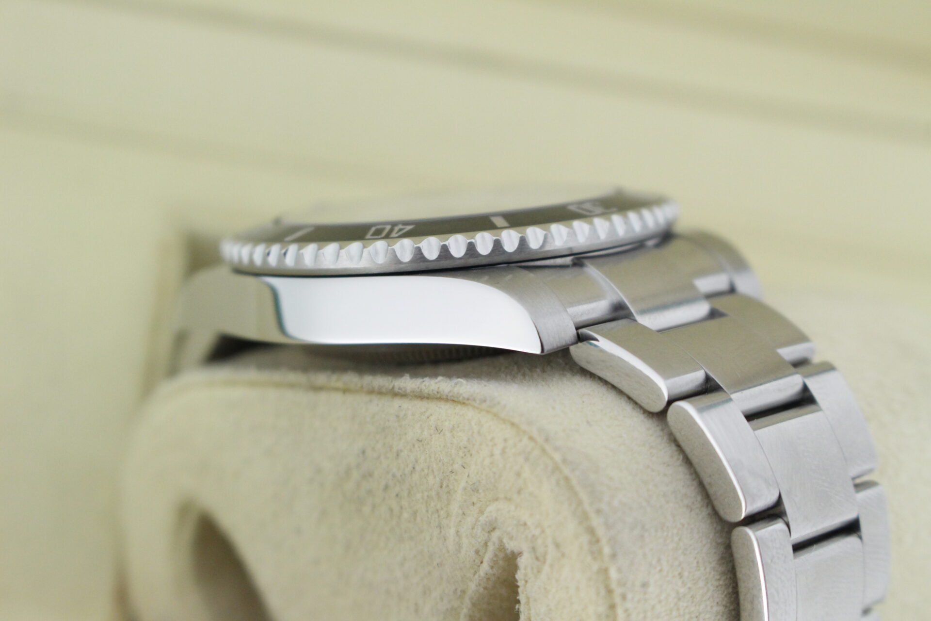 Rolex Submariner No Date 114060 angle of case