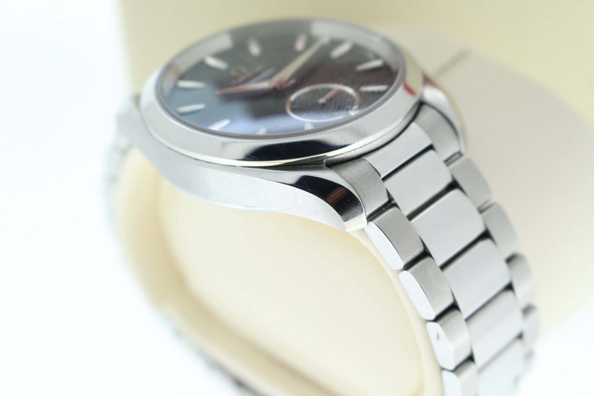 Omega Seamaster Aqua Terra Dark Green 220.10.38.20.10.001 angle of case