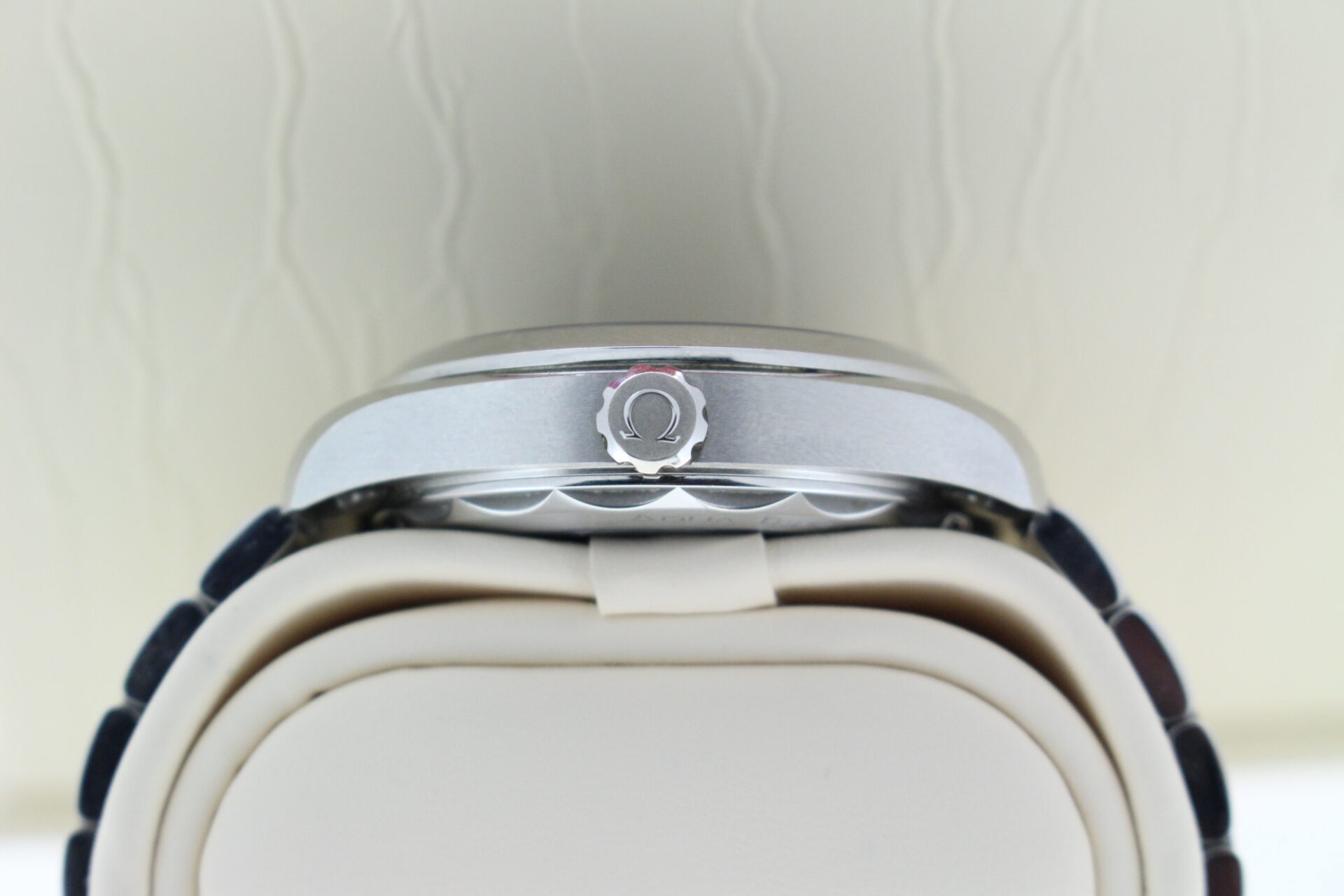 Omega Seamaster Aqua Terra Dark Green 220.10.38.20.10.001 crown