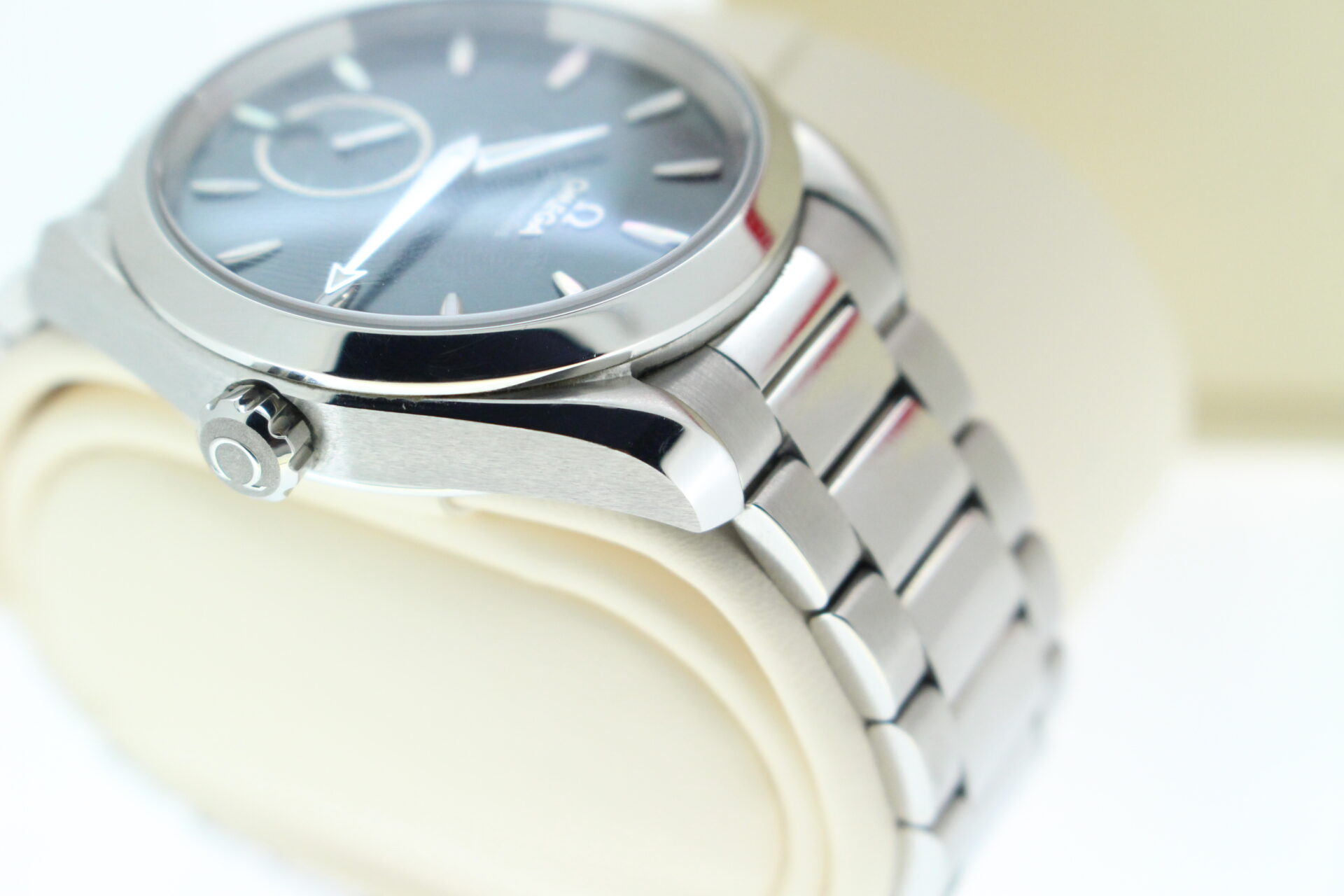 Omega Seamaster Aqua Terra Dark Green 220.10.38.20.10.001 angle of crown