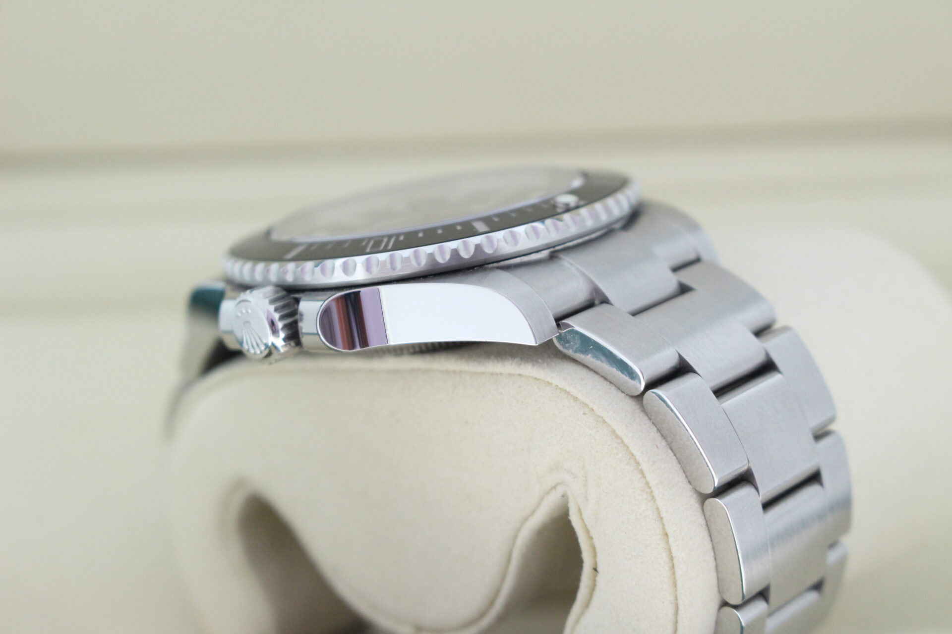 Rolex Submariner No Date 124060 angle of crown