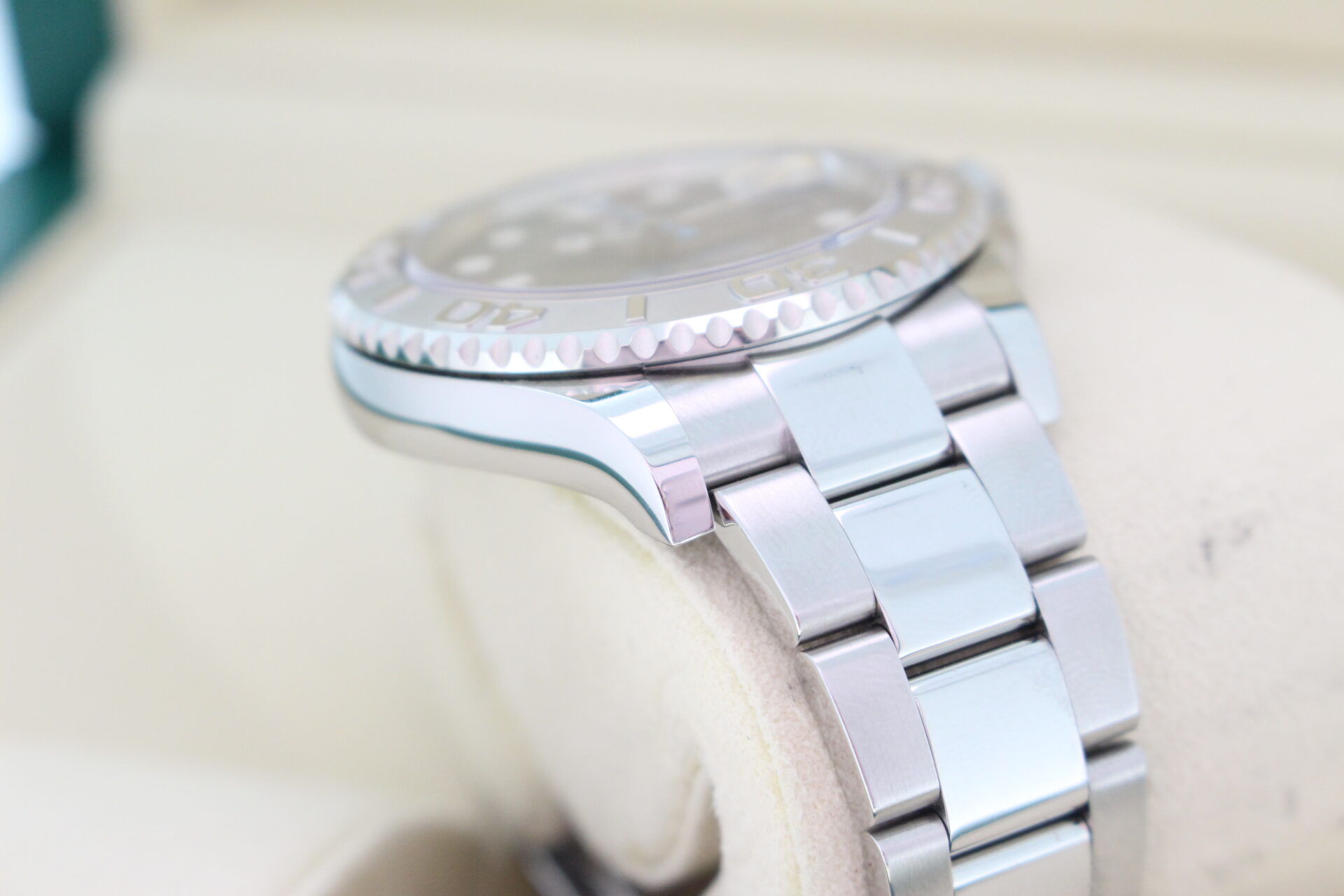 Rolex Yacht-Master 40 126622 angle of case