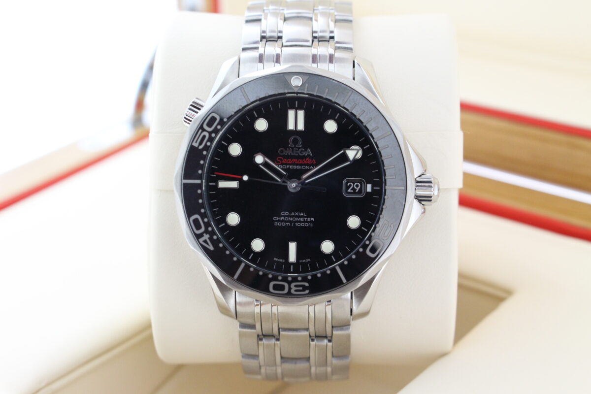 Omega Seamaster Diver Black 300m turned in it's box