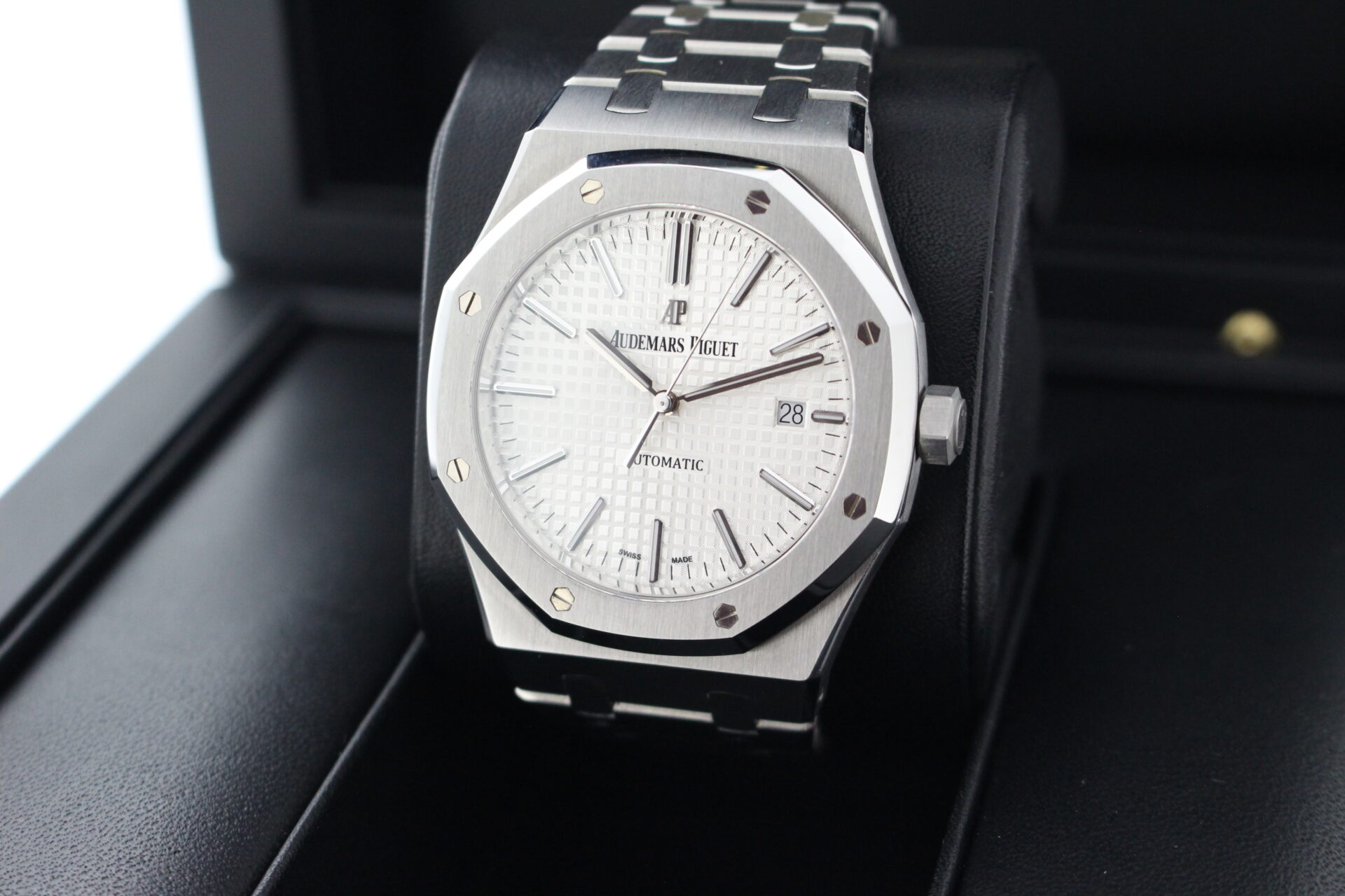 Audemars Piguet Royal Oak 15400ST facing towards the left to show the right angle