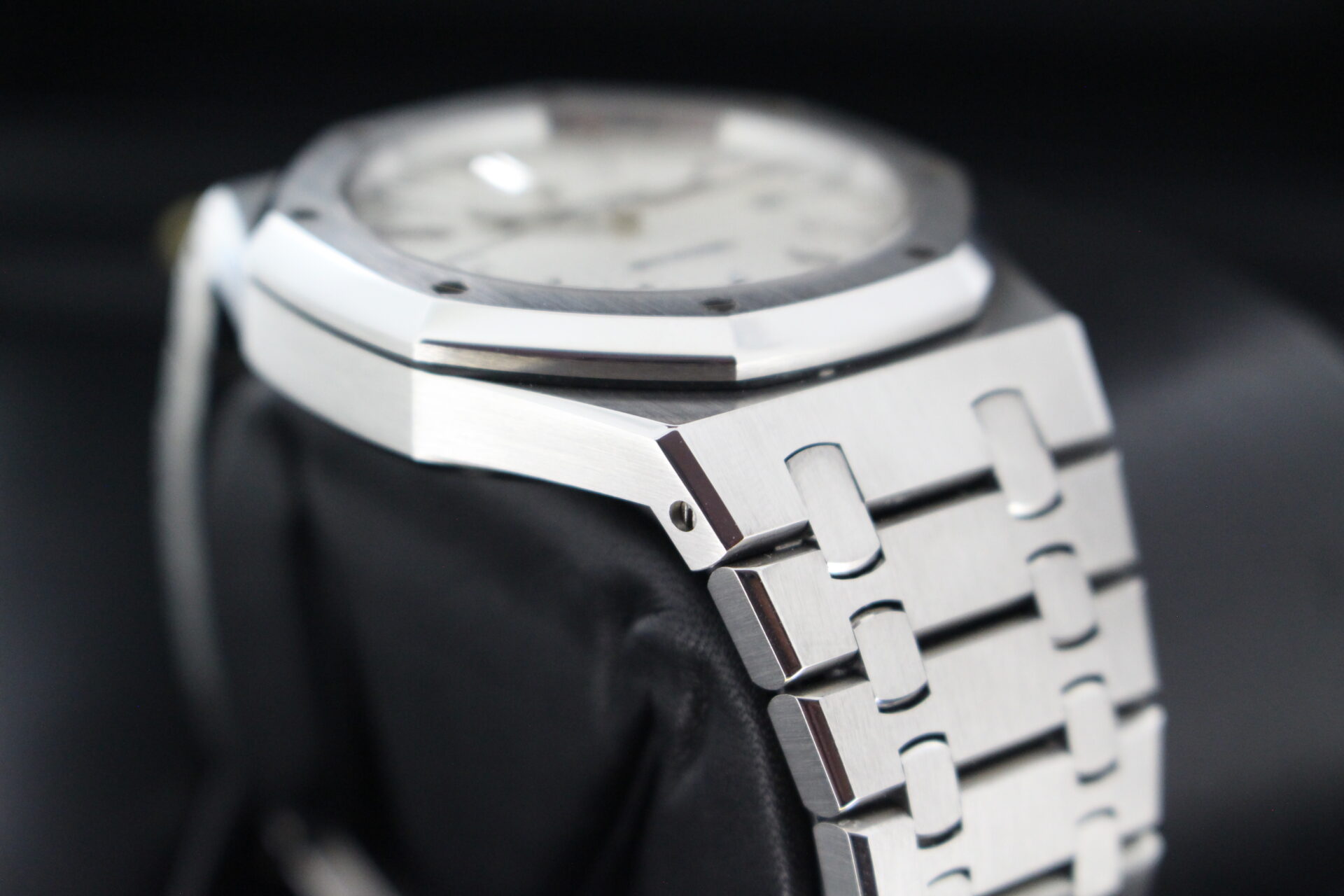 Audemars Piguet Royal Oak 15400ST angle of the case