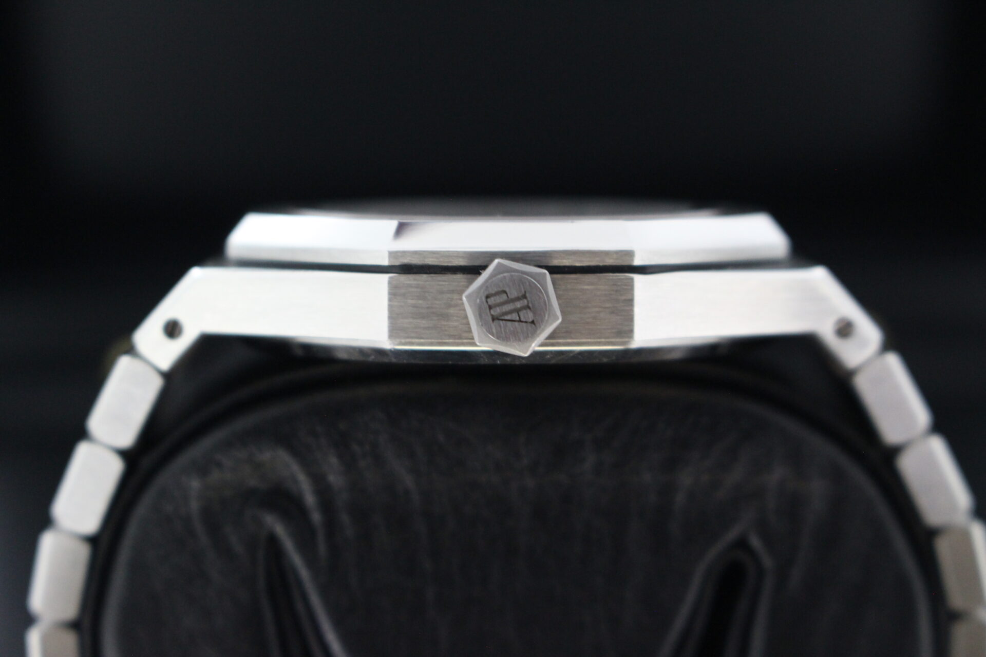 Audemars Piguet Royal Oak 15400ST crown