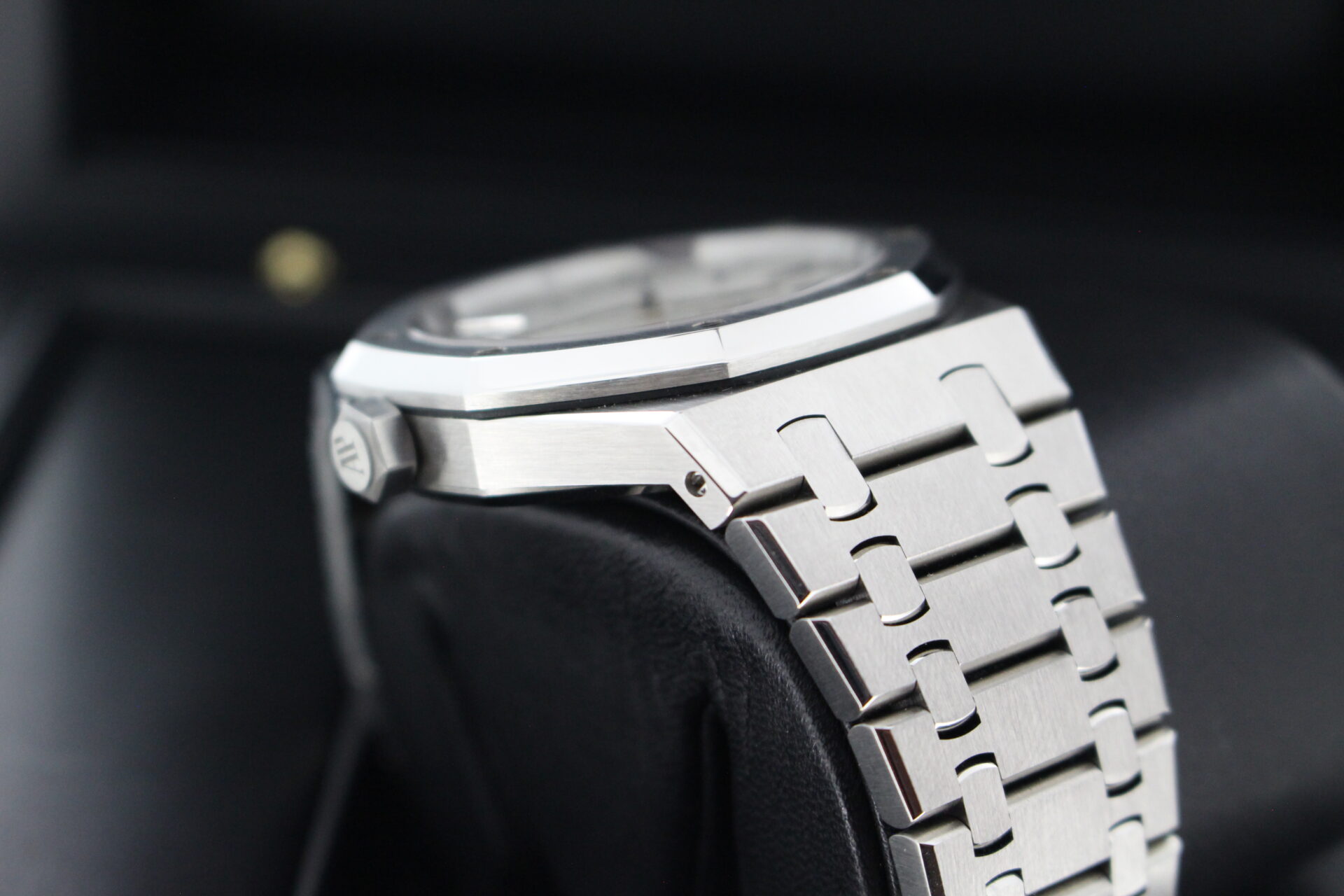 Audemars Piguet Royal Oak 15400ST shoulder