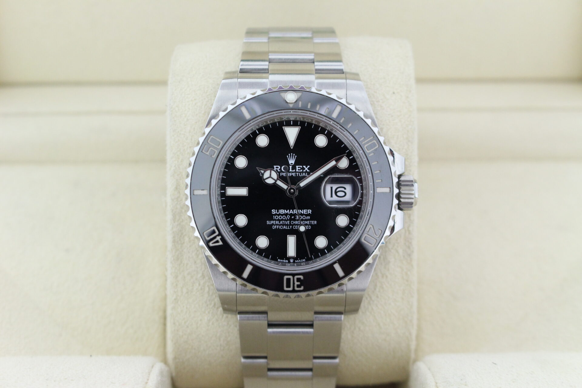 straight on view of a submariner 41mm