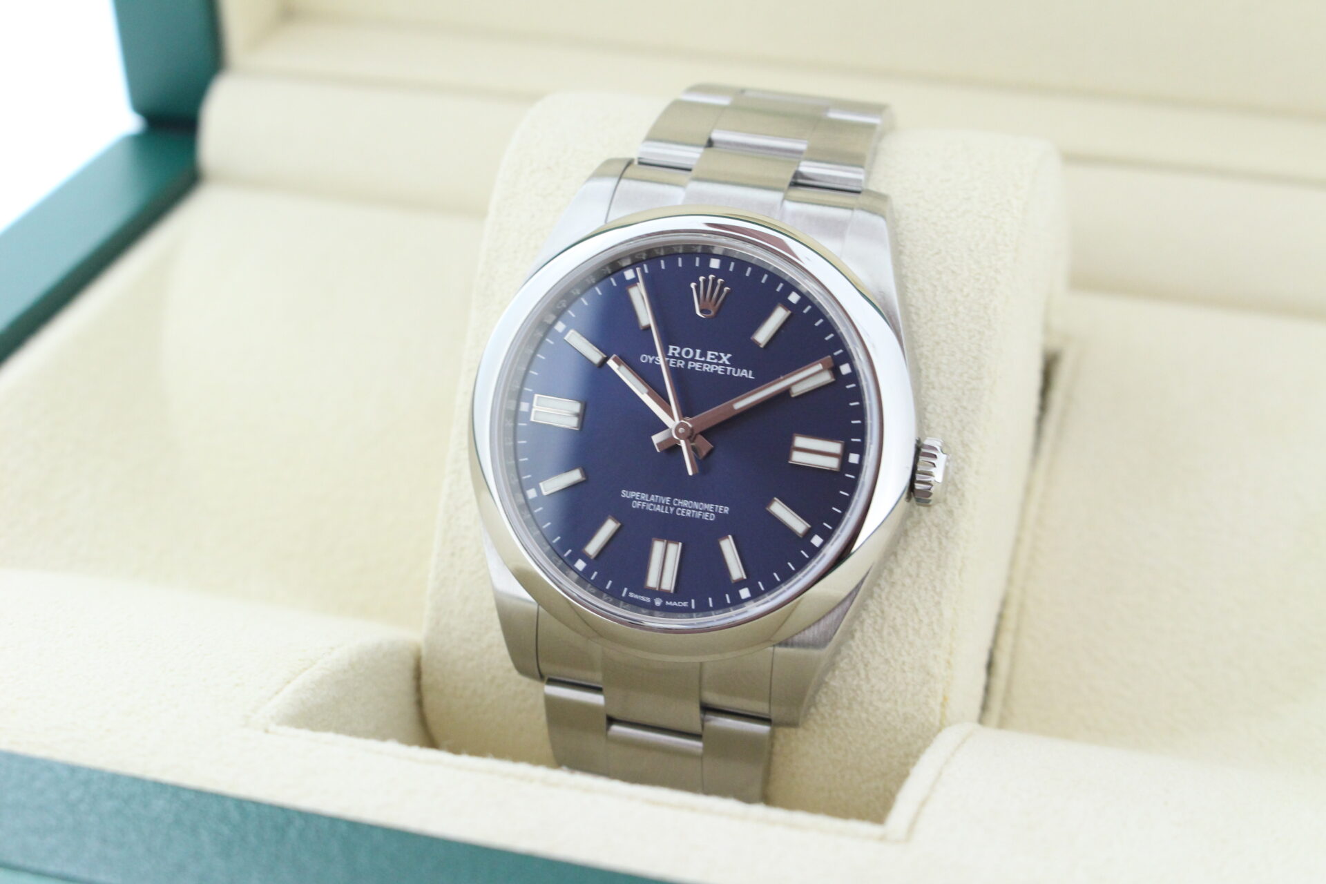 Rolex Oyster Perpetual 41 124300 facing towards the left to show the right angle