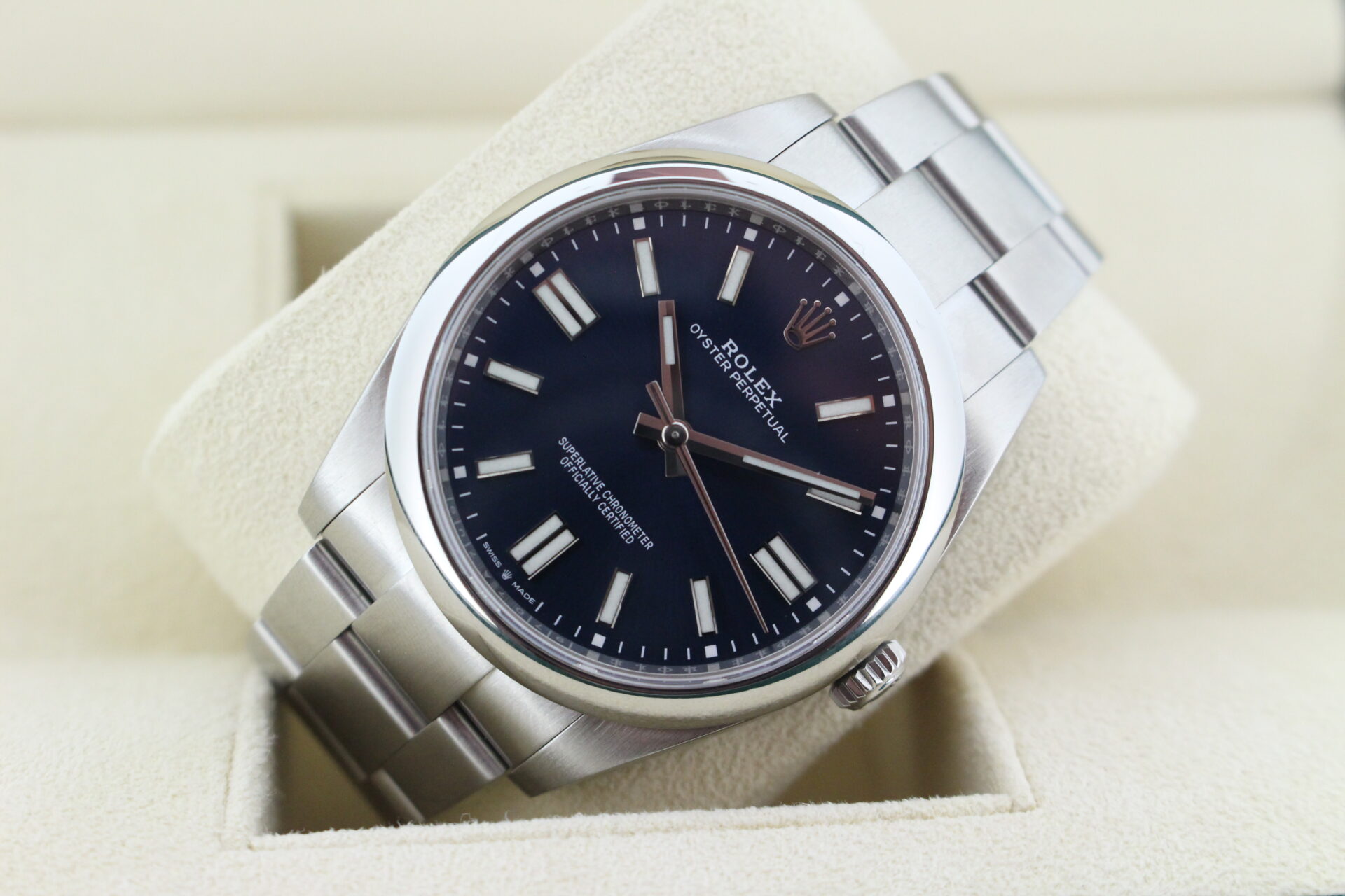 Rolex Oyster Perpetual 41 124300 tilted