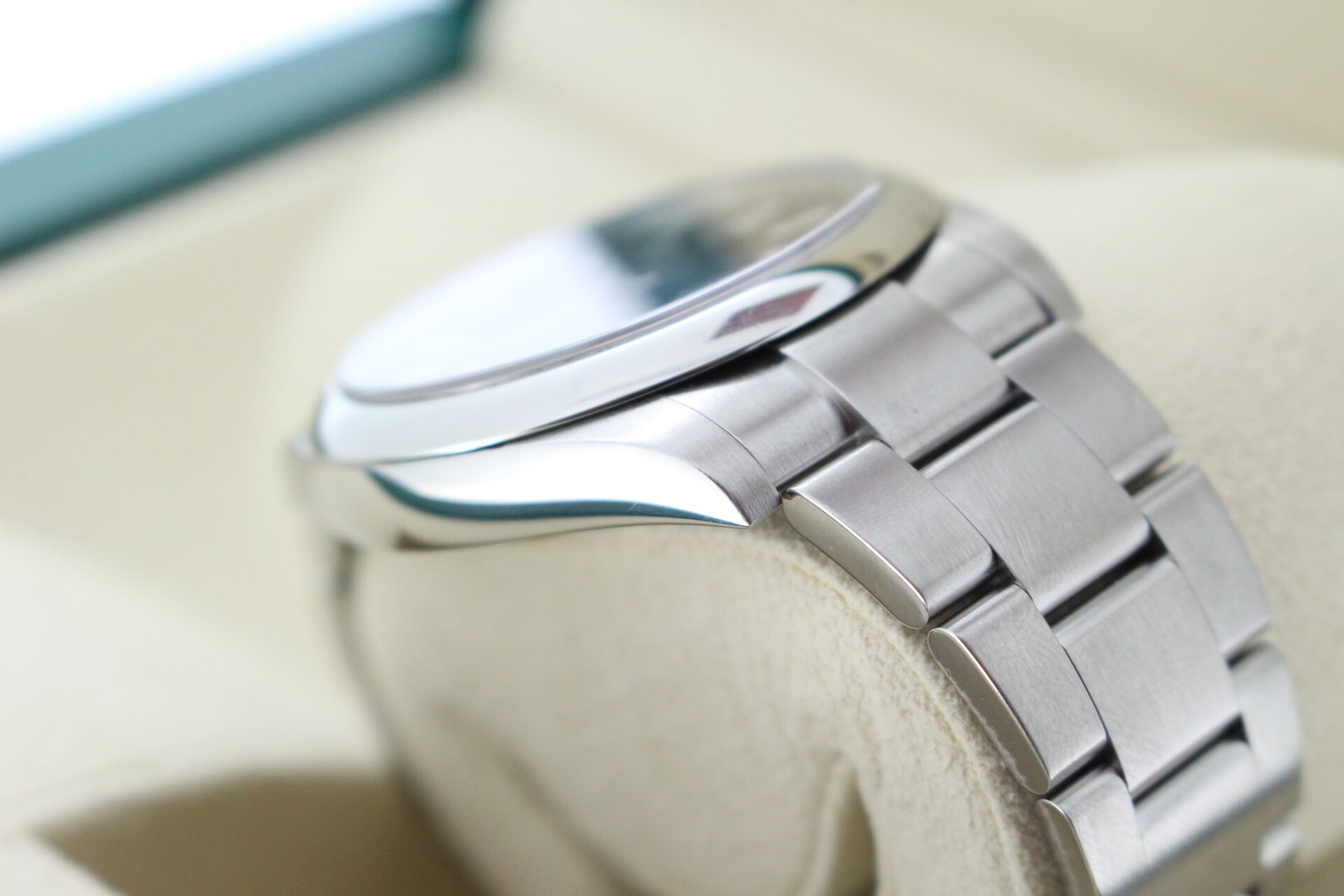 Rolex Oyster Perpetual 41 124300 shoulder
