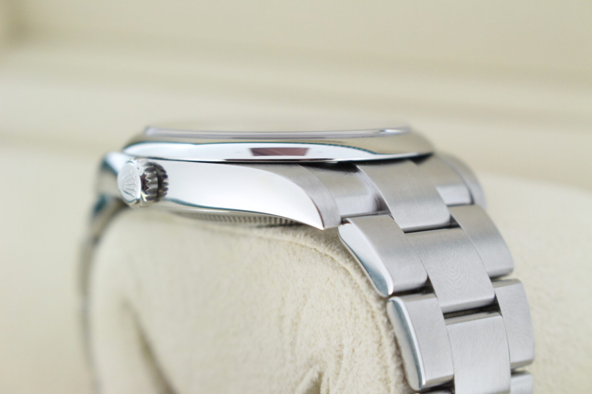 Rolex Oyster Perpetual 41 124300 shoulder
