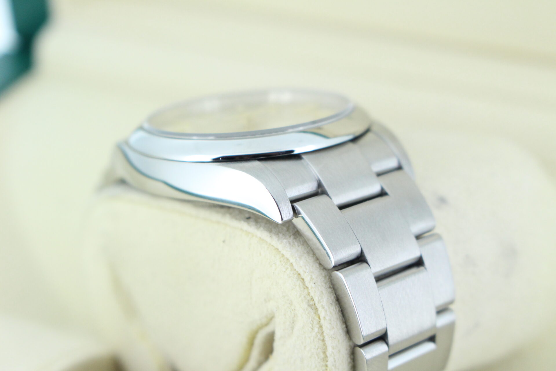 Rolex Oyster Perpetual 36 Silver 126000 shoulder