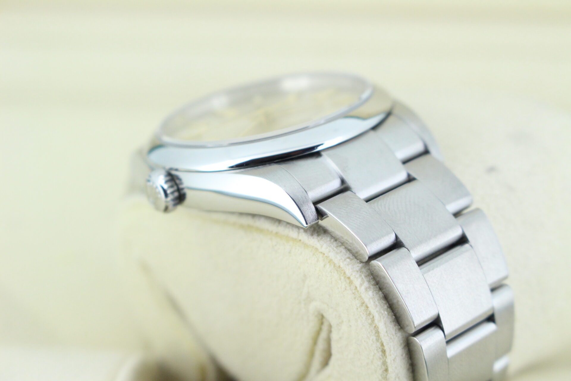Rolex Oyster Perpetual 36 Silver 126000 shoulder