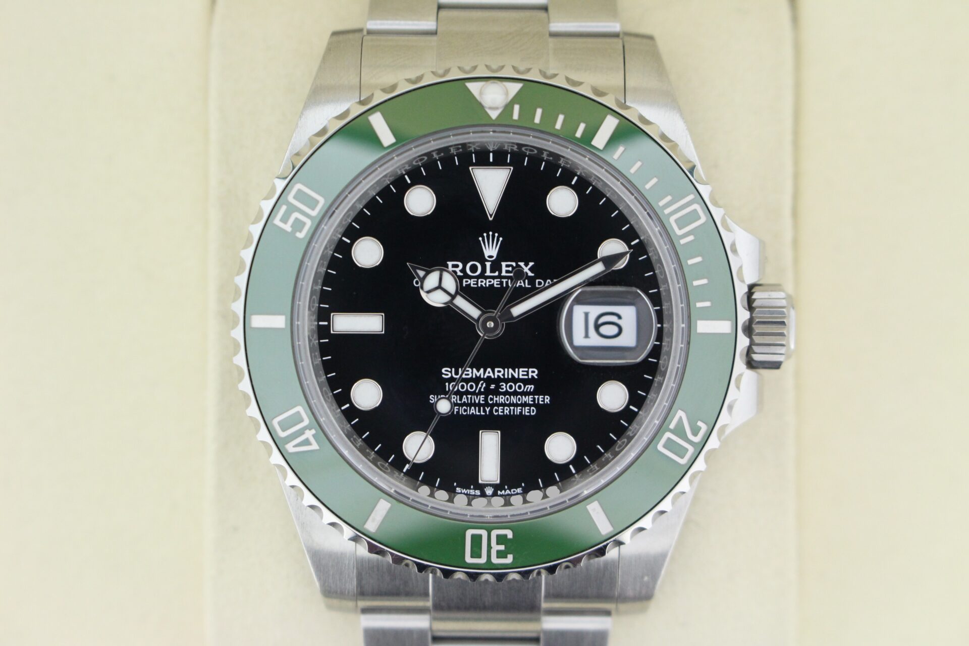 Close up picture green bezel and black dial