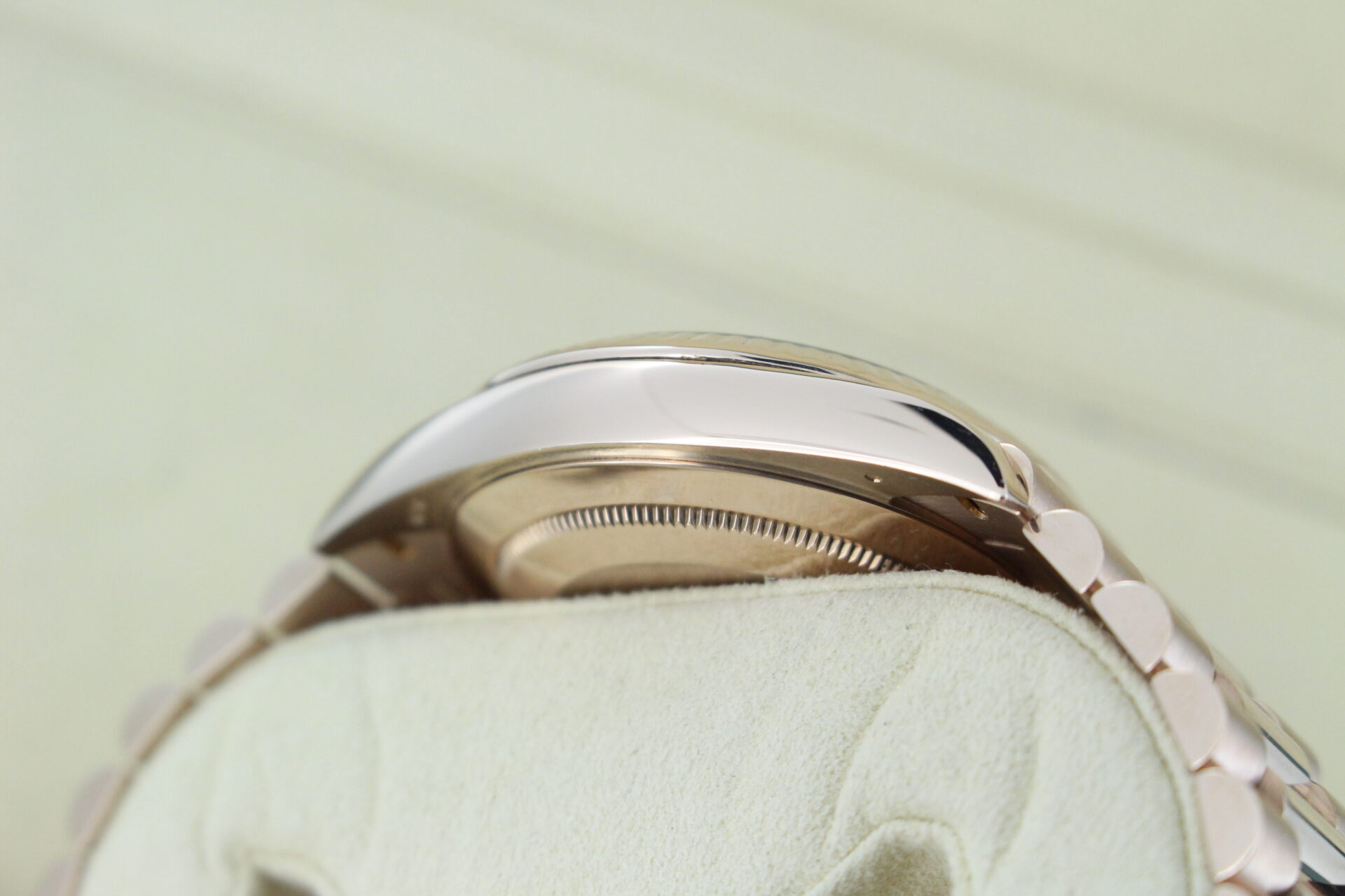 Rolex Day-Date 40 Rose Gold Olive 228235 case