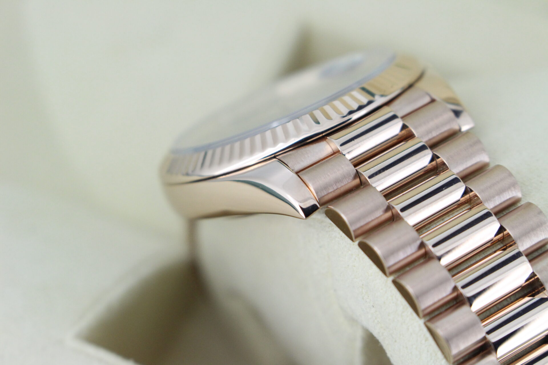 Rolex Day-Date 40 Rose Gold Olive 228235 shoulder