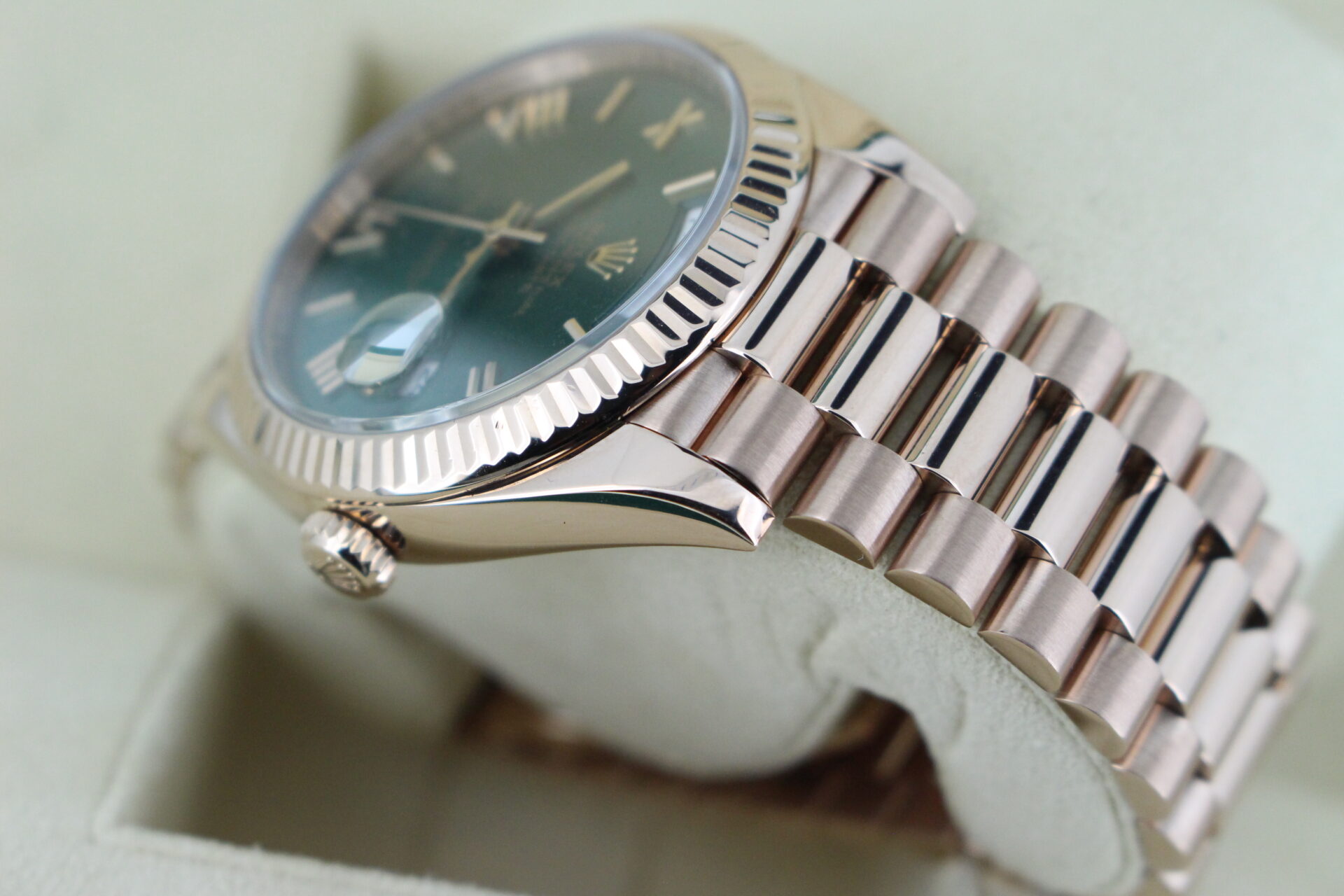 Rolex Day-Date 40 Rose Gold Olive 228235 shoulder
