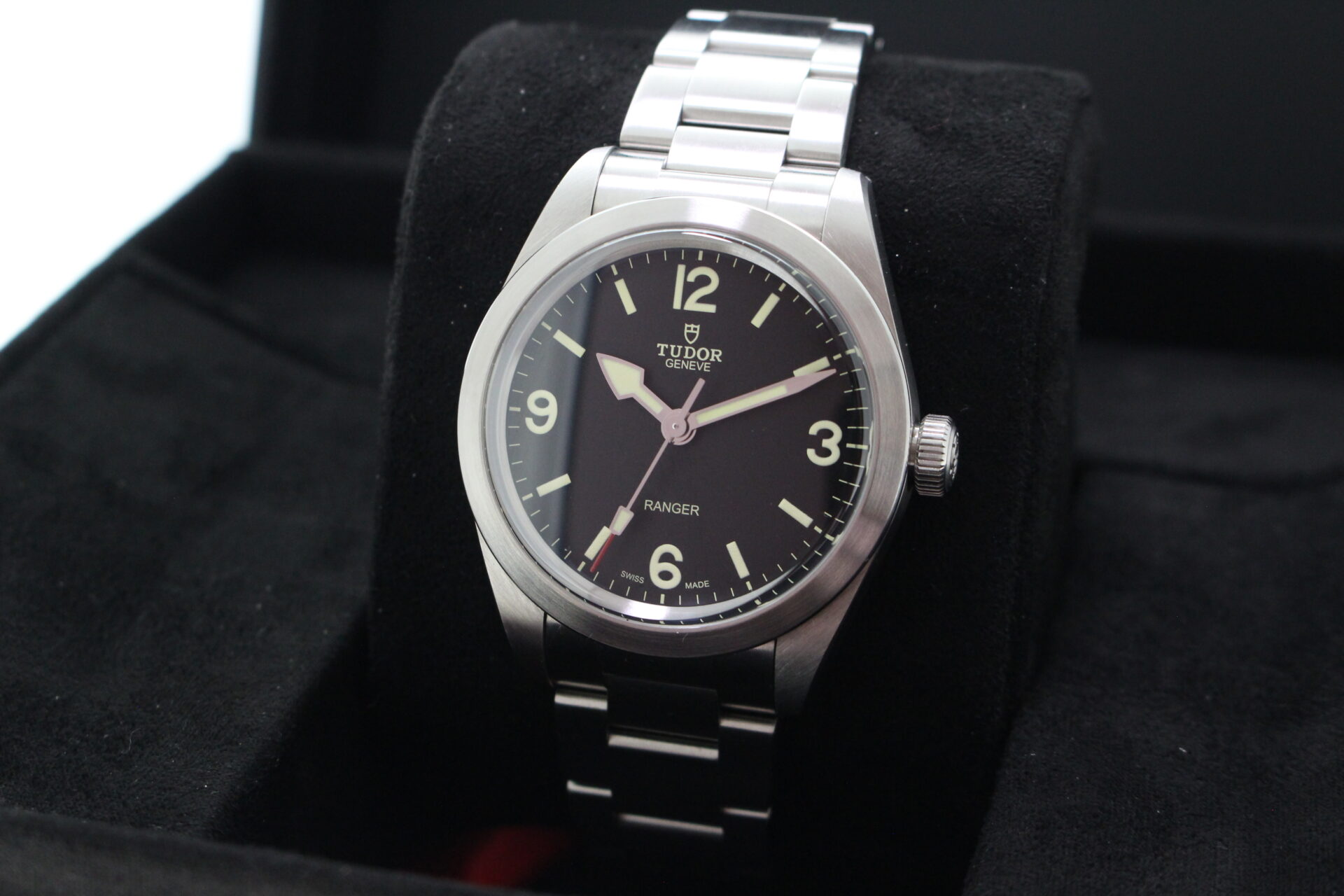 Tudor Ranger 79950 facing towards the left to show the right angle