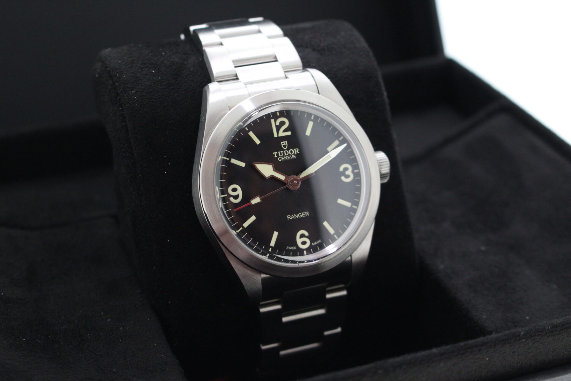 Tudor Ranger 79950 facing towards the right to show the left angle