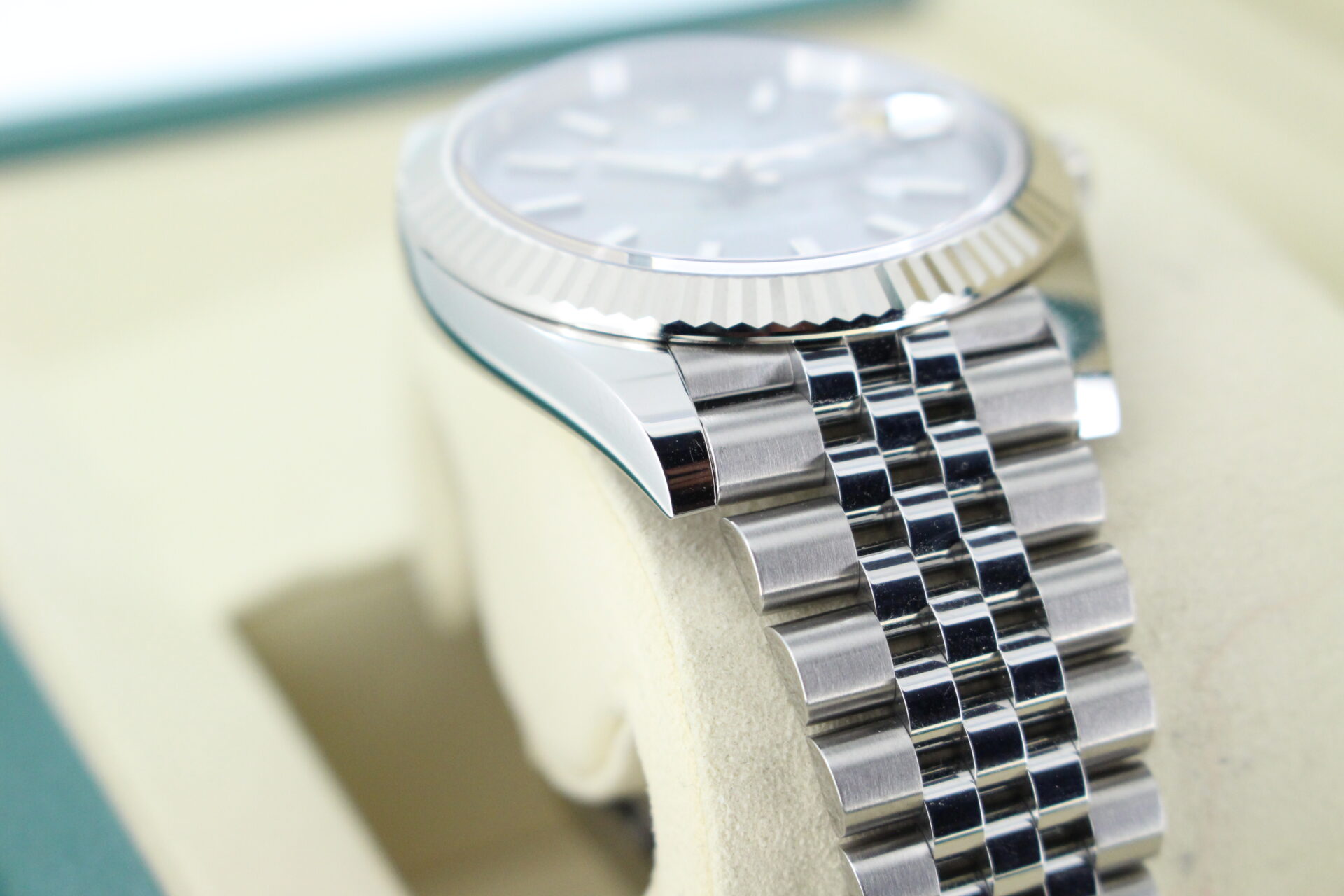 Rolex Datejust 41 Slate Grey 126334 shoulder