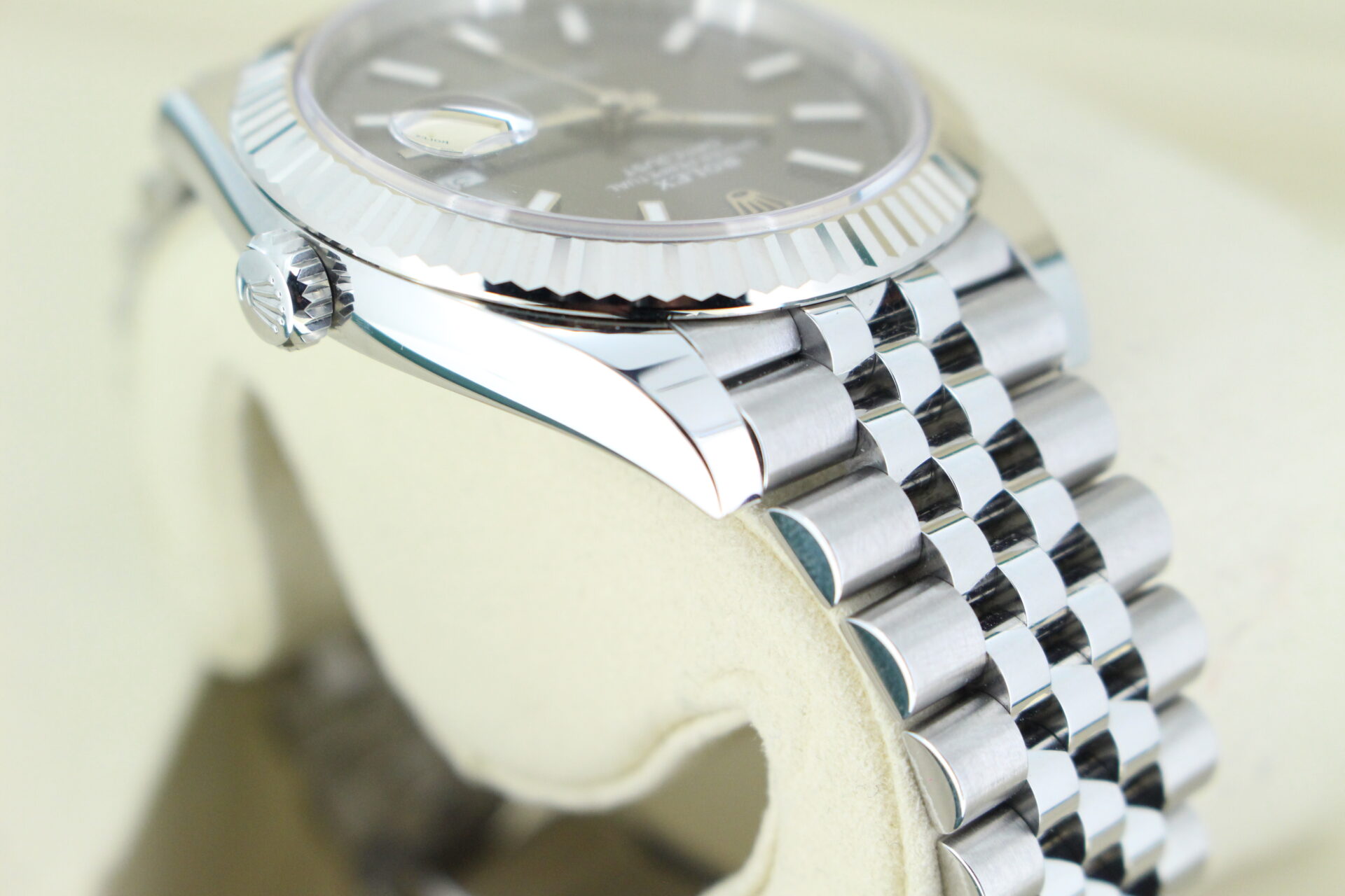 Rolex Datejust 41 Slate Grey 126334 shoulder