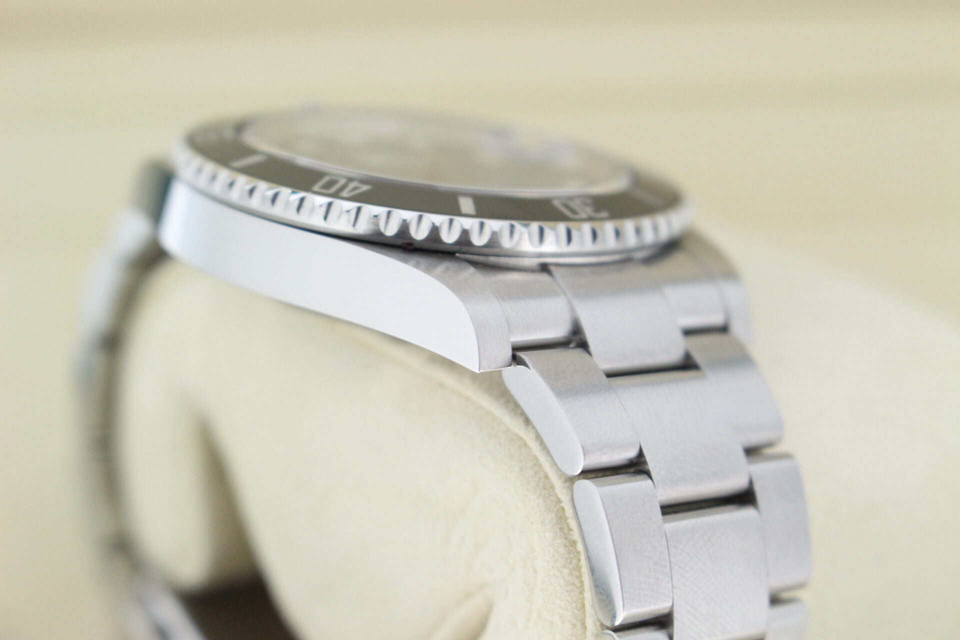 Rolex Submariner Date 41mm 126610LN shoulder