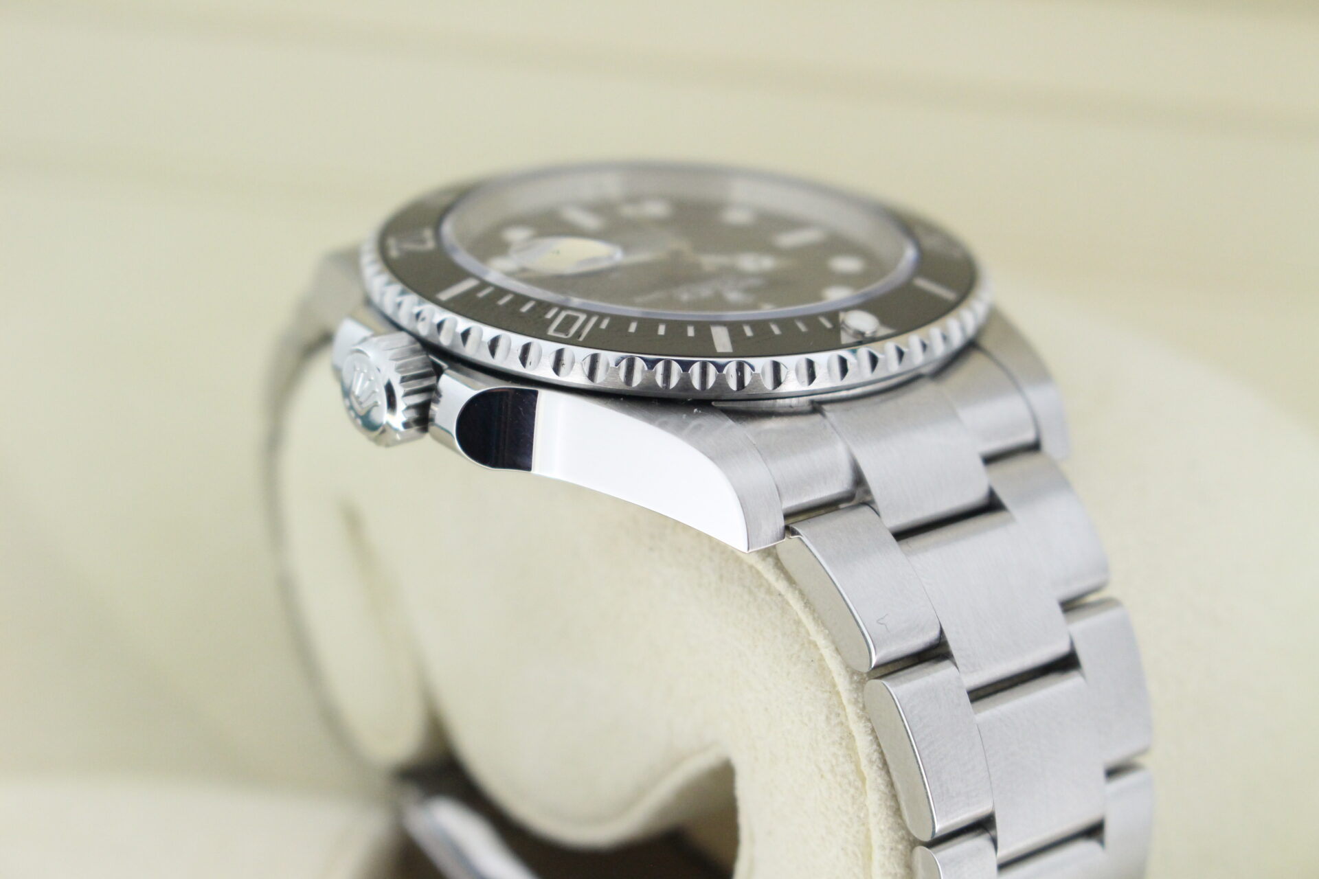 Rolex Submariner Date 41mm 126610LN shoulder
