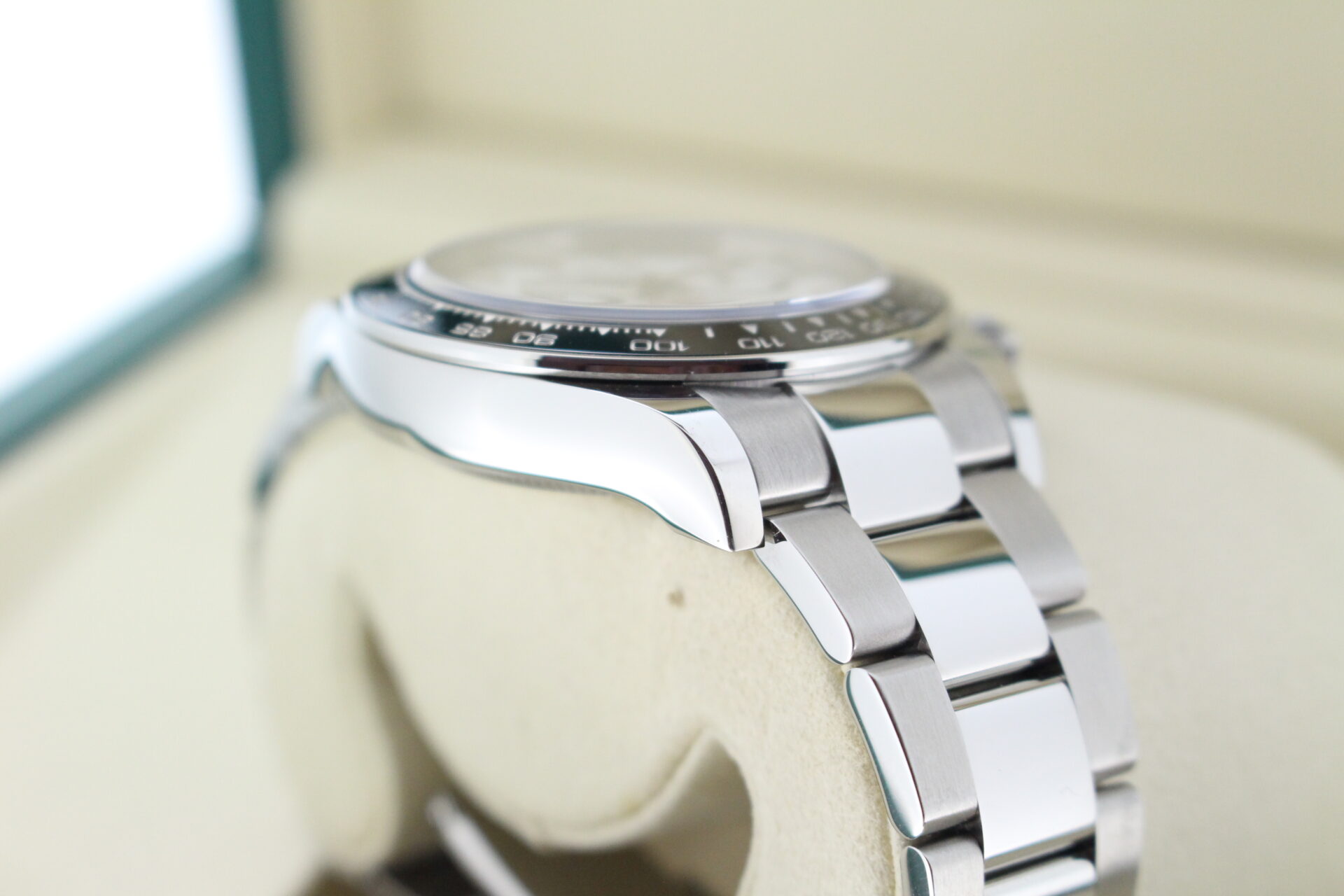 Rolex Daytona Panda 126500LN shoulder