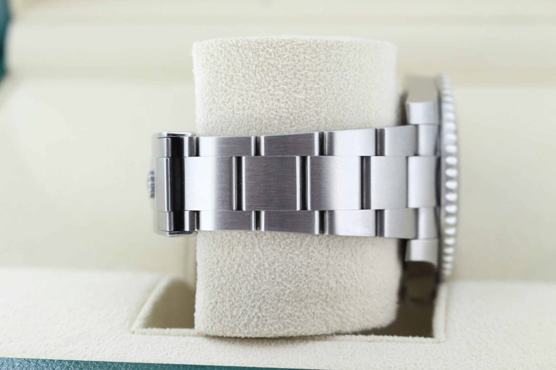 Rolex Submariner Hulk 40mm 116610LV Oyster bracelet