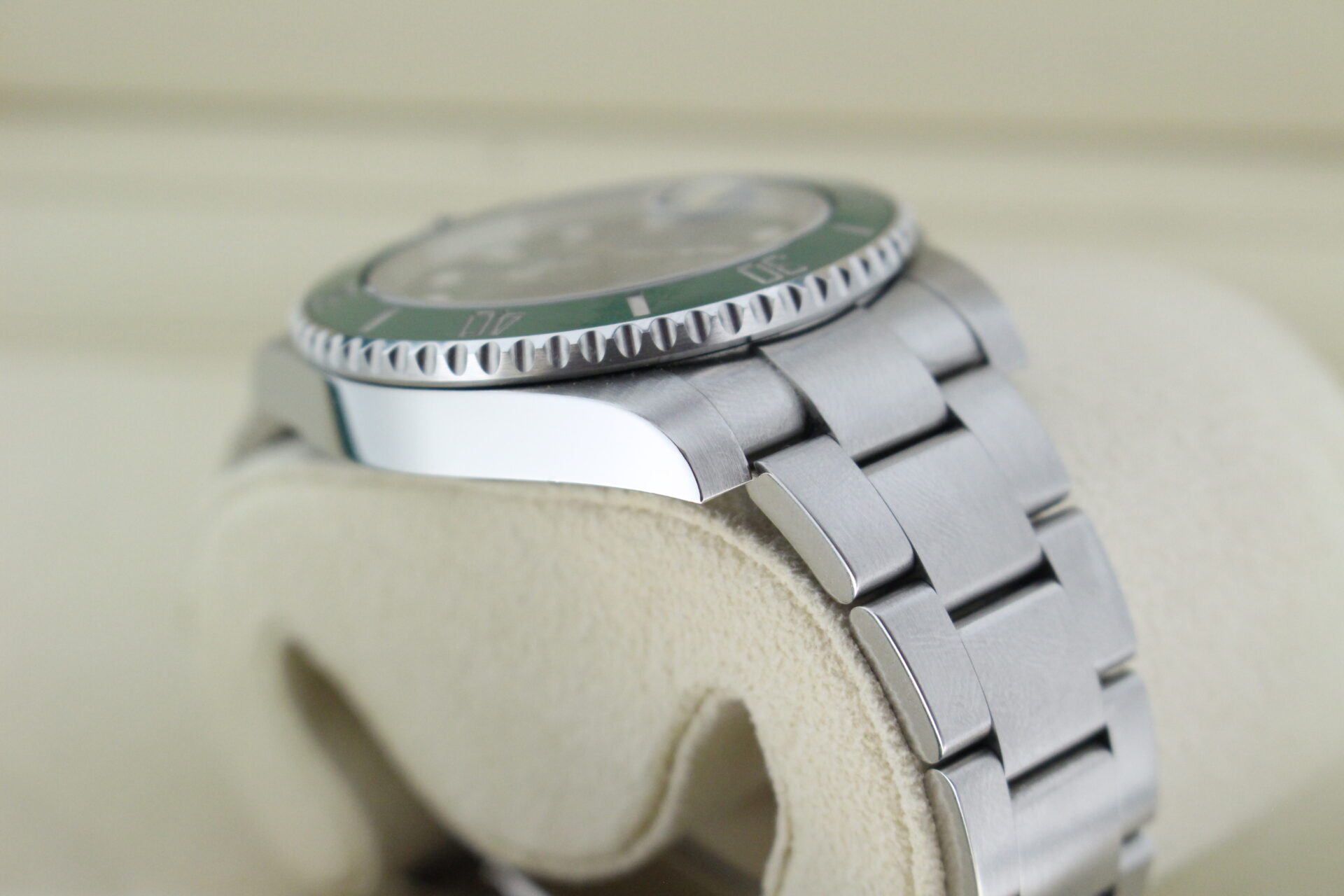 Rolex Submariner Hulk 40mm 116610LV shoulder