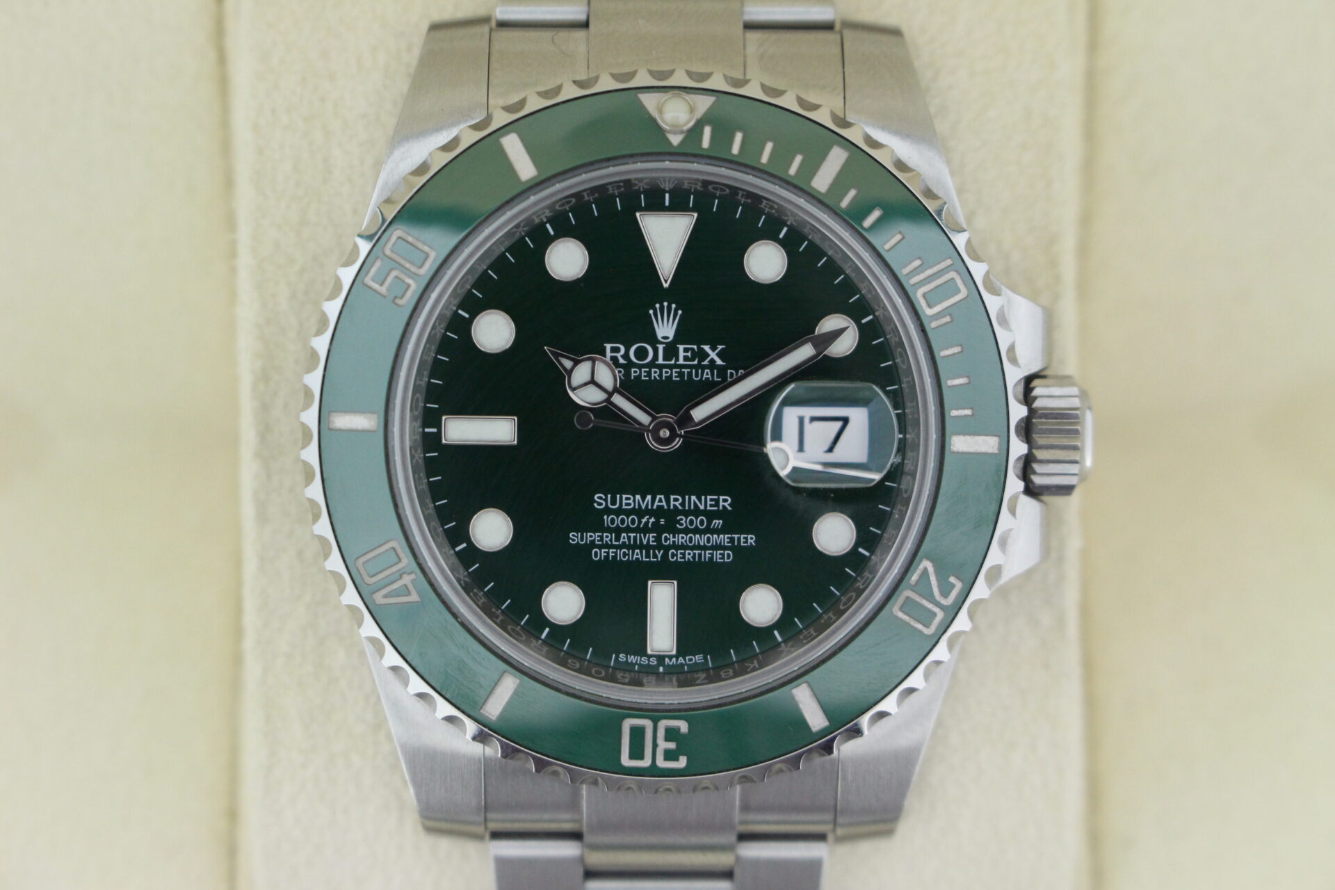 Rolex Submariner Hulk 40mm 116610LV watch face