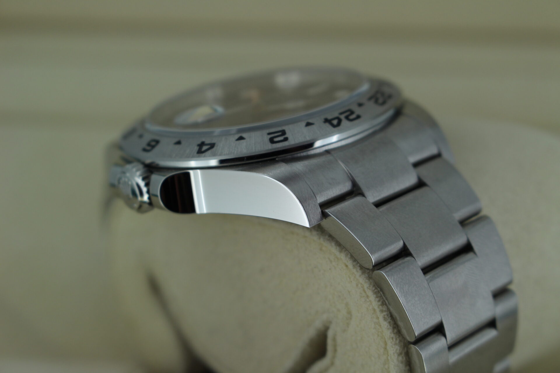 Rolex Explorer II 226570 shoulder