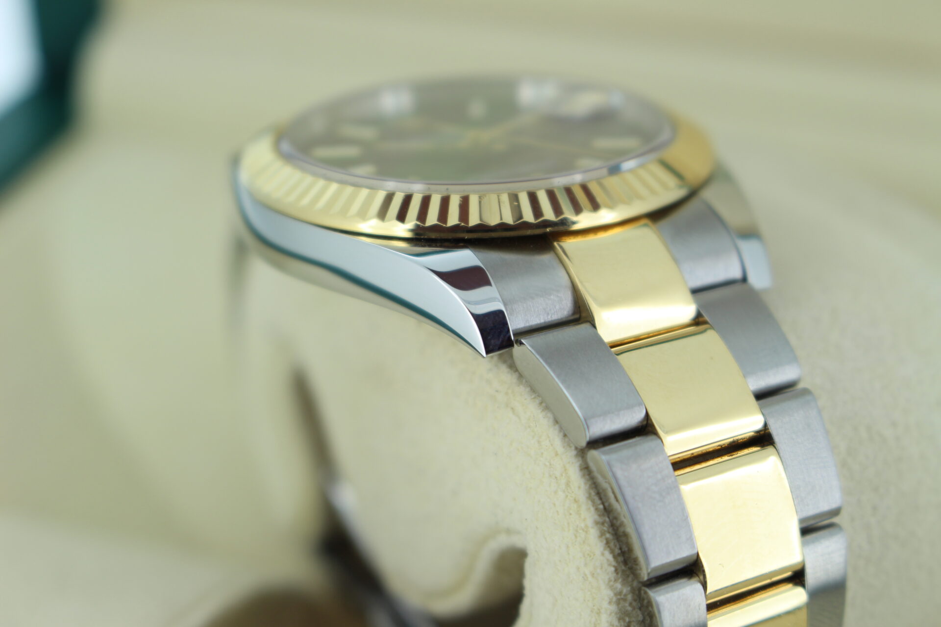 Rolex Datejust 41mm 126333 shoulder