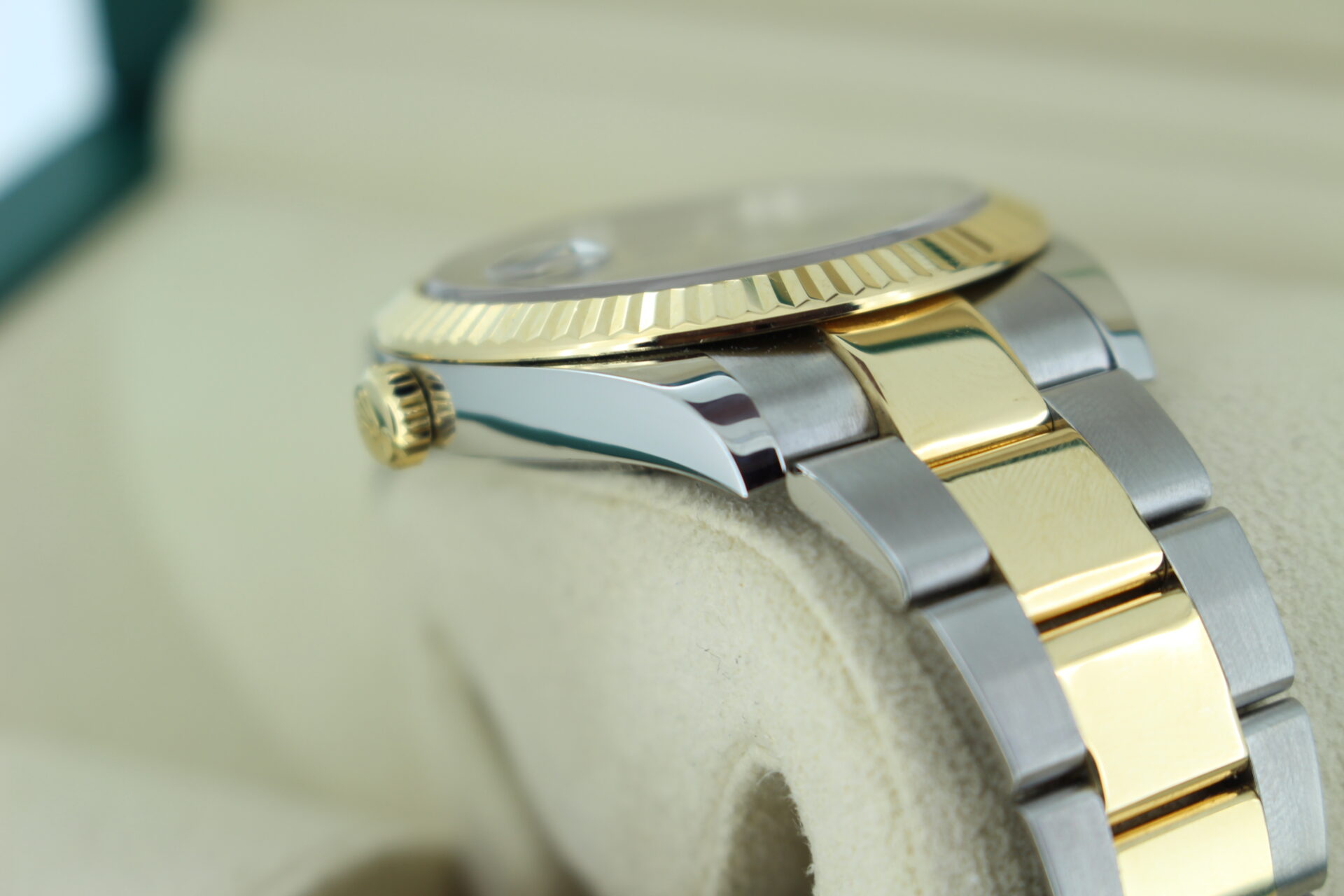 Rolex Datejust 41mm 126333 shoulder