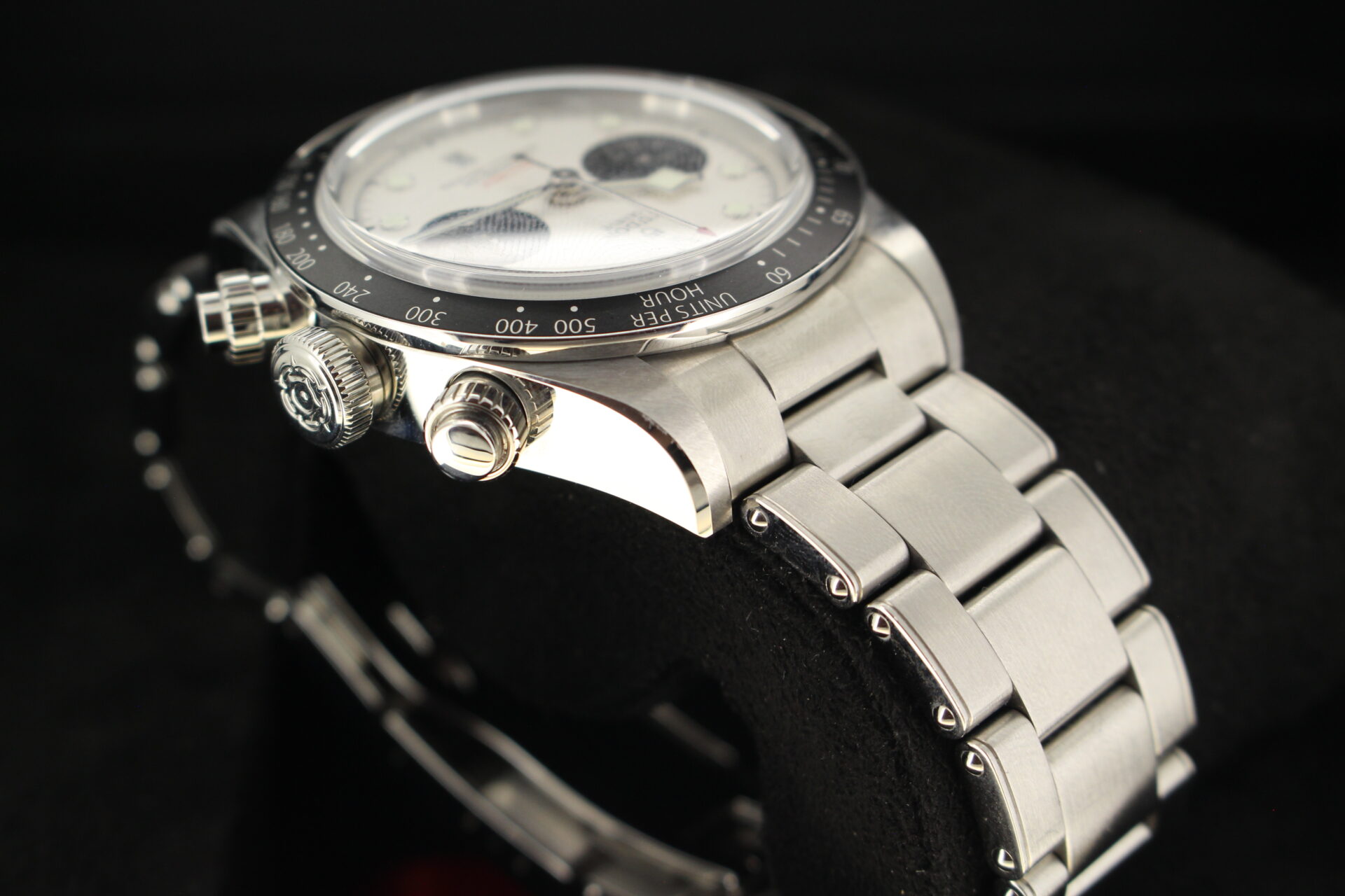 Tudor Black Bay Chrono Panda M79360N shoulder