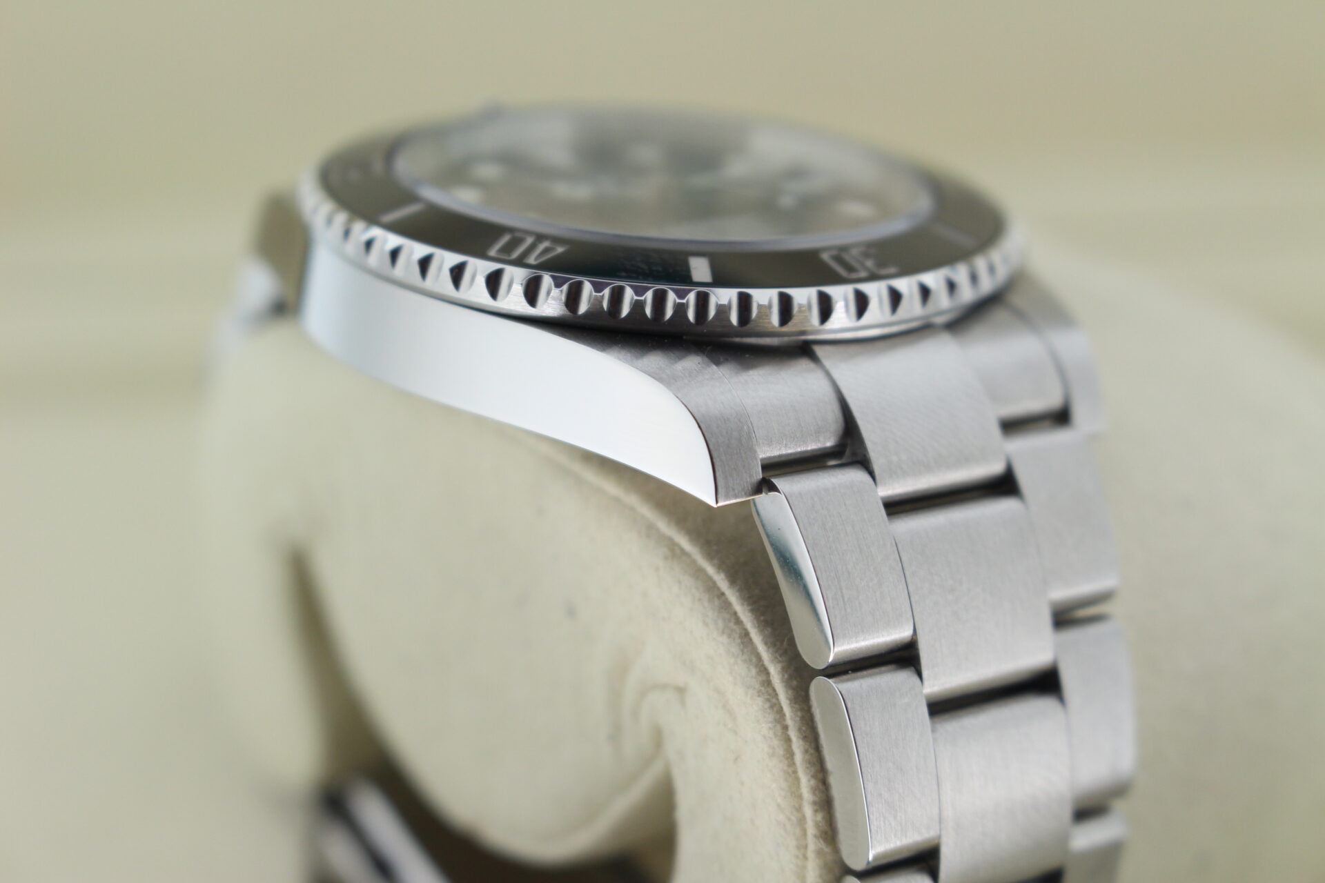 Rolex Submariner No Date 124060 shoulder