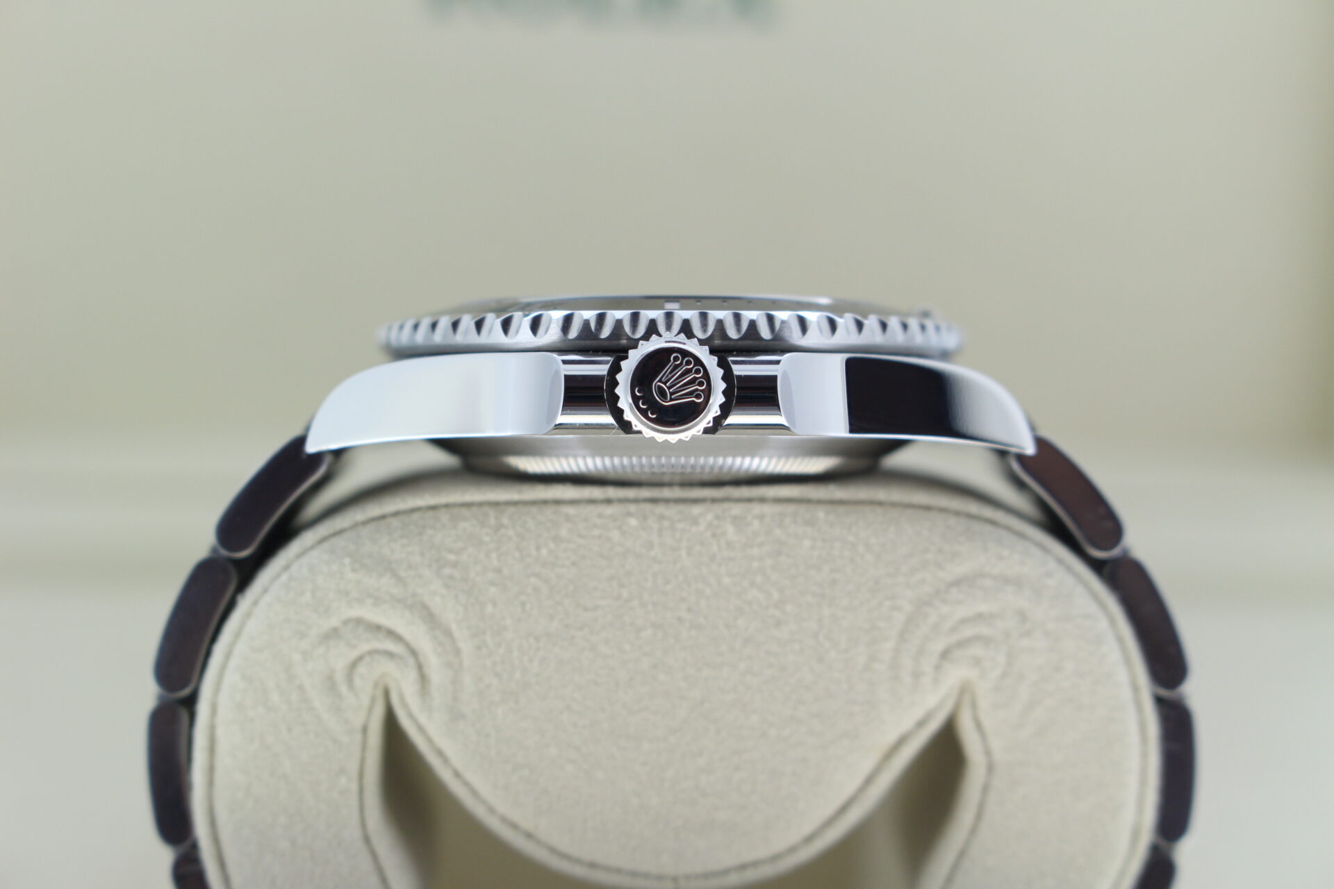 Rolex Submariner No Date 124060 crown