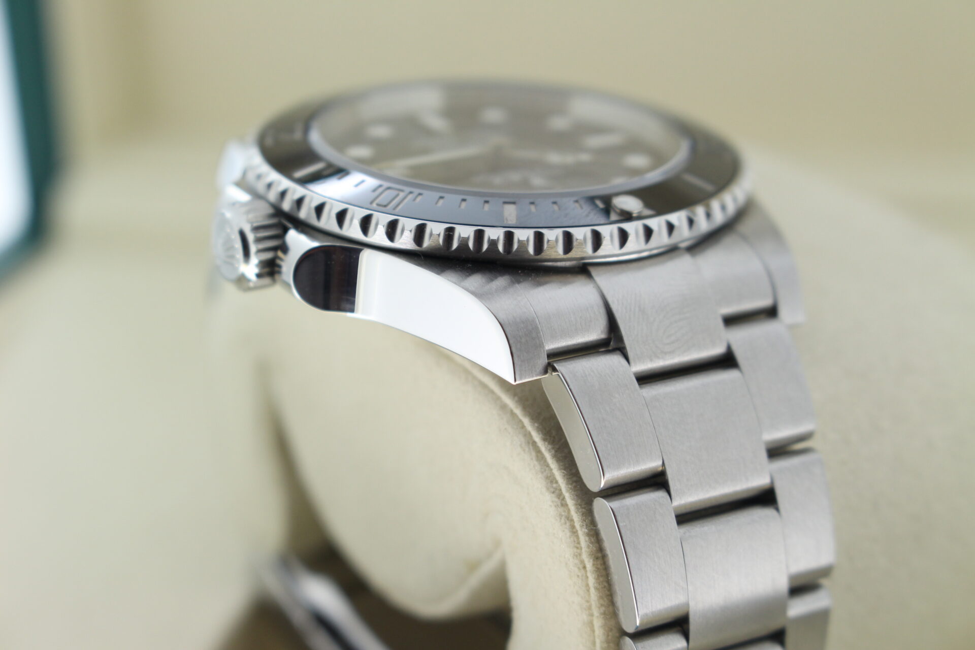 Rolex Submariner No Date 124060 shoulder