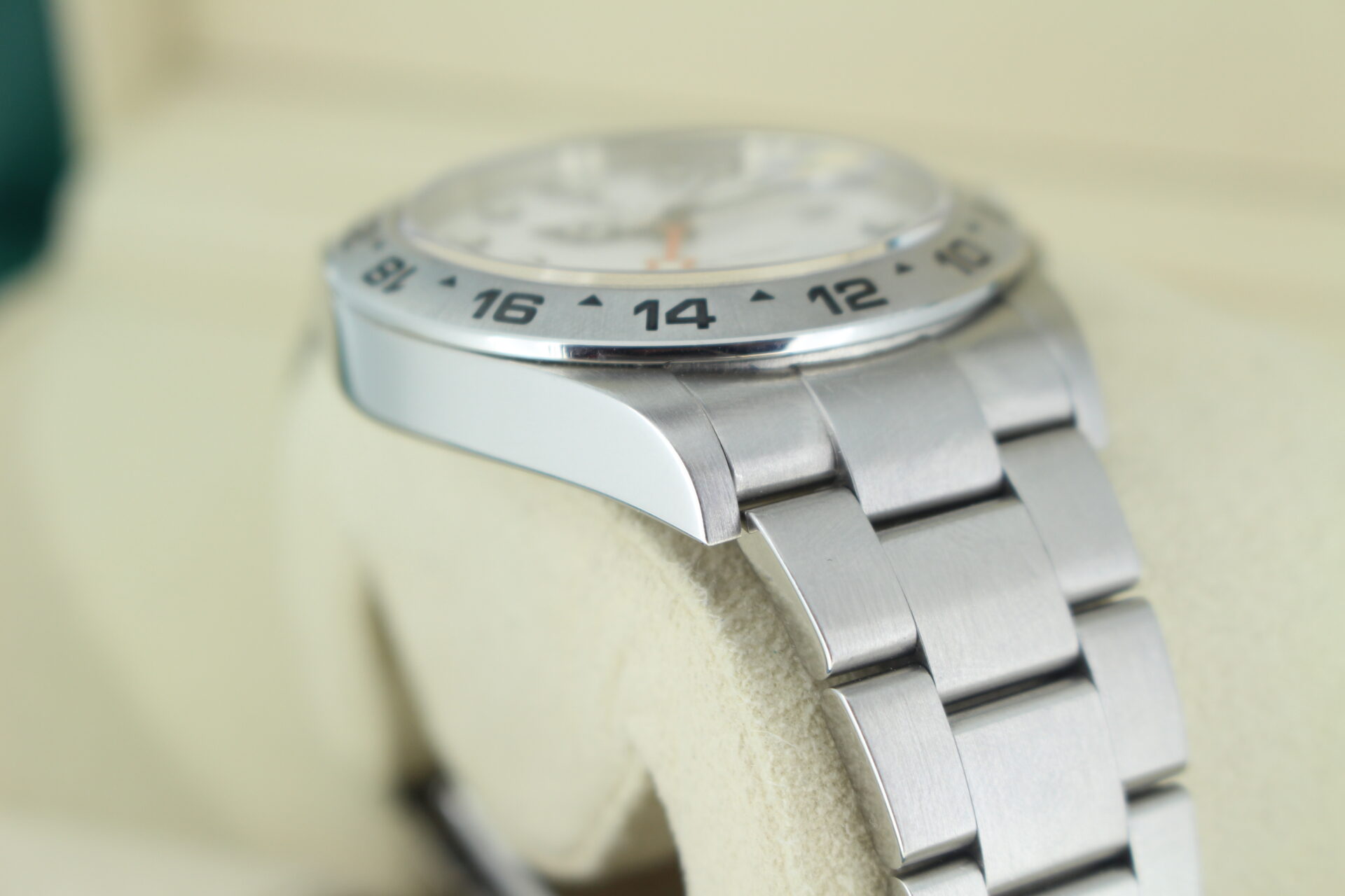 Rolex Explorer II Polar 226570 shoulder