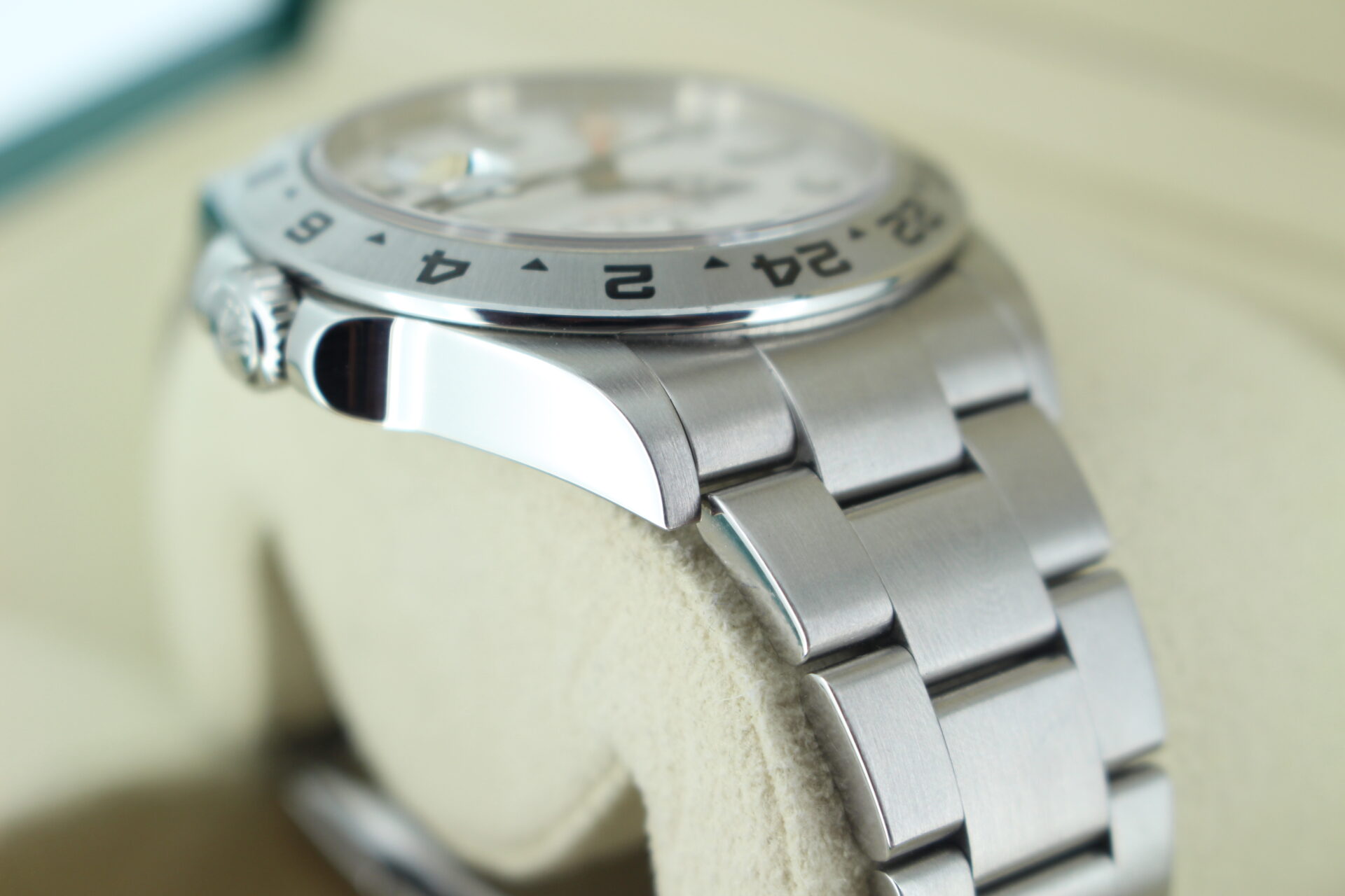 Rolex Explorer II Polar 226570 shoulder