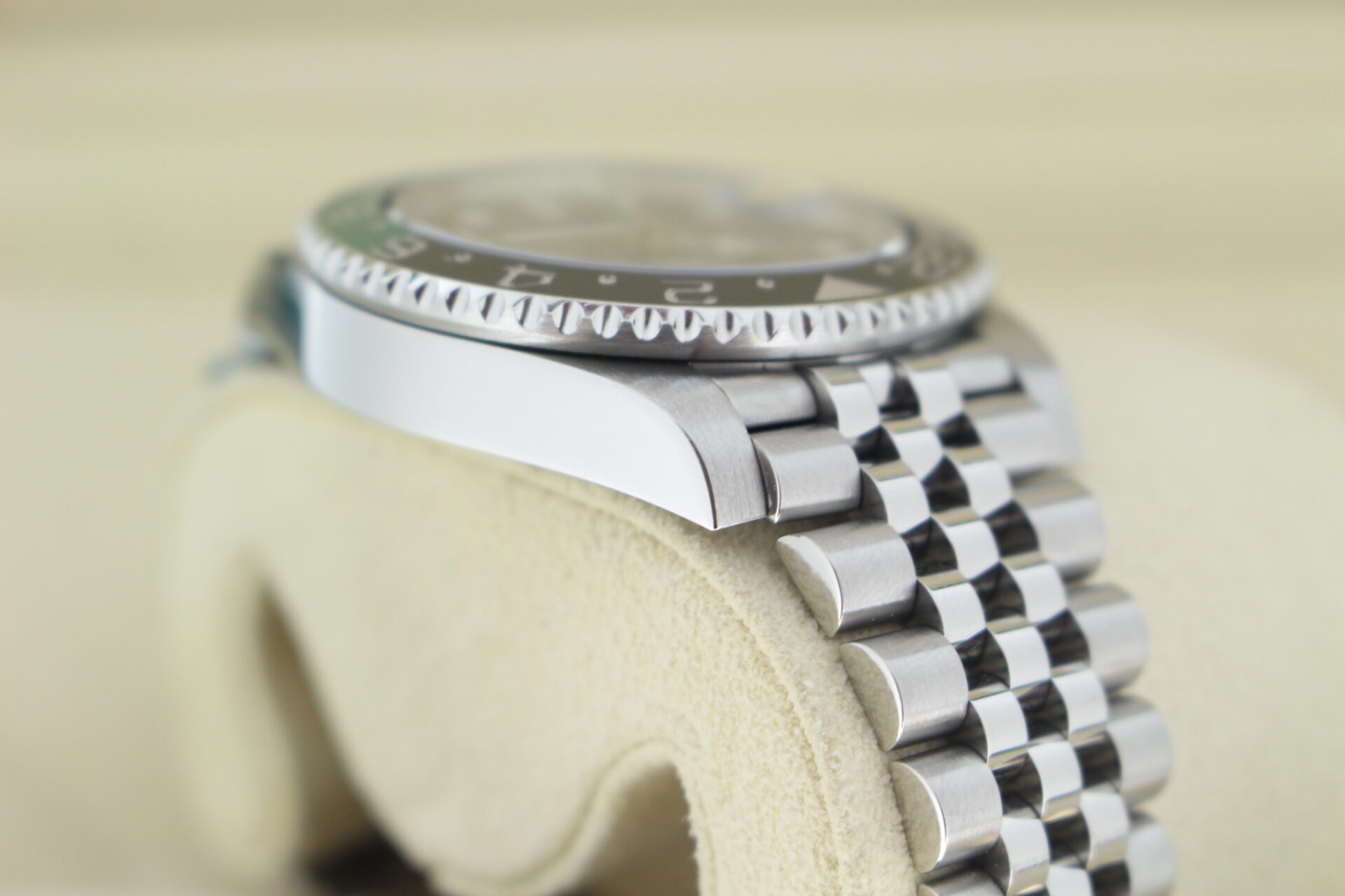 Rolex GMT Master II Sprite 126720VTNR shoulder