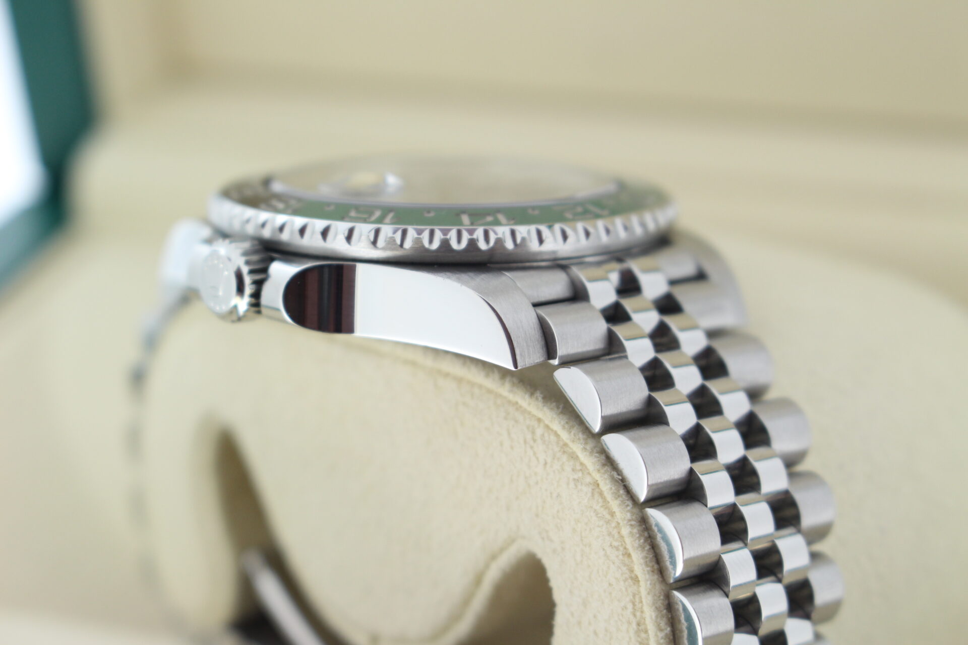 Rolex GMT Master II Sprite 126720VTNR shoulder