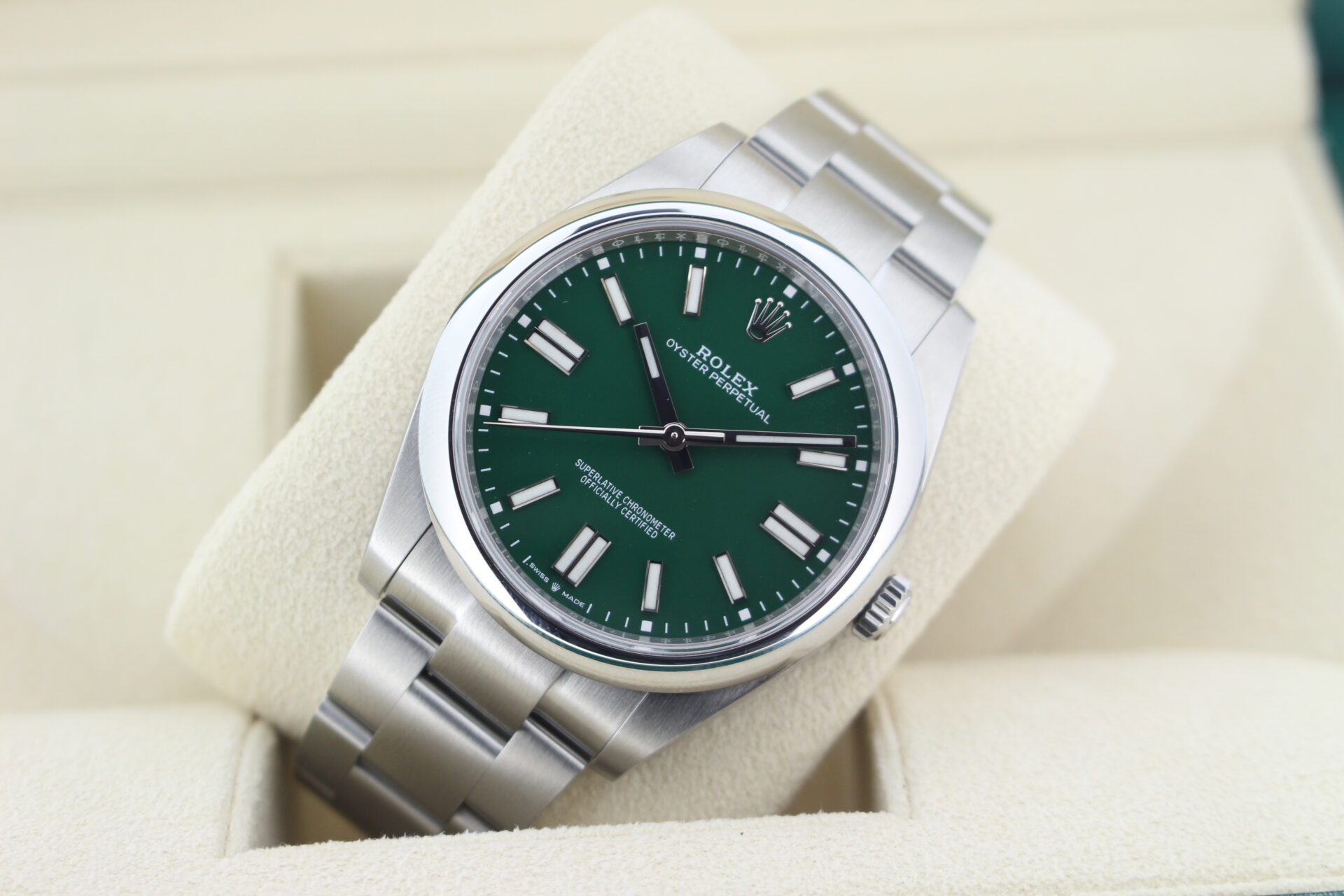Rolex Oyster Perpetual 41 Green 124300 tilted