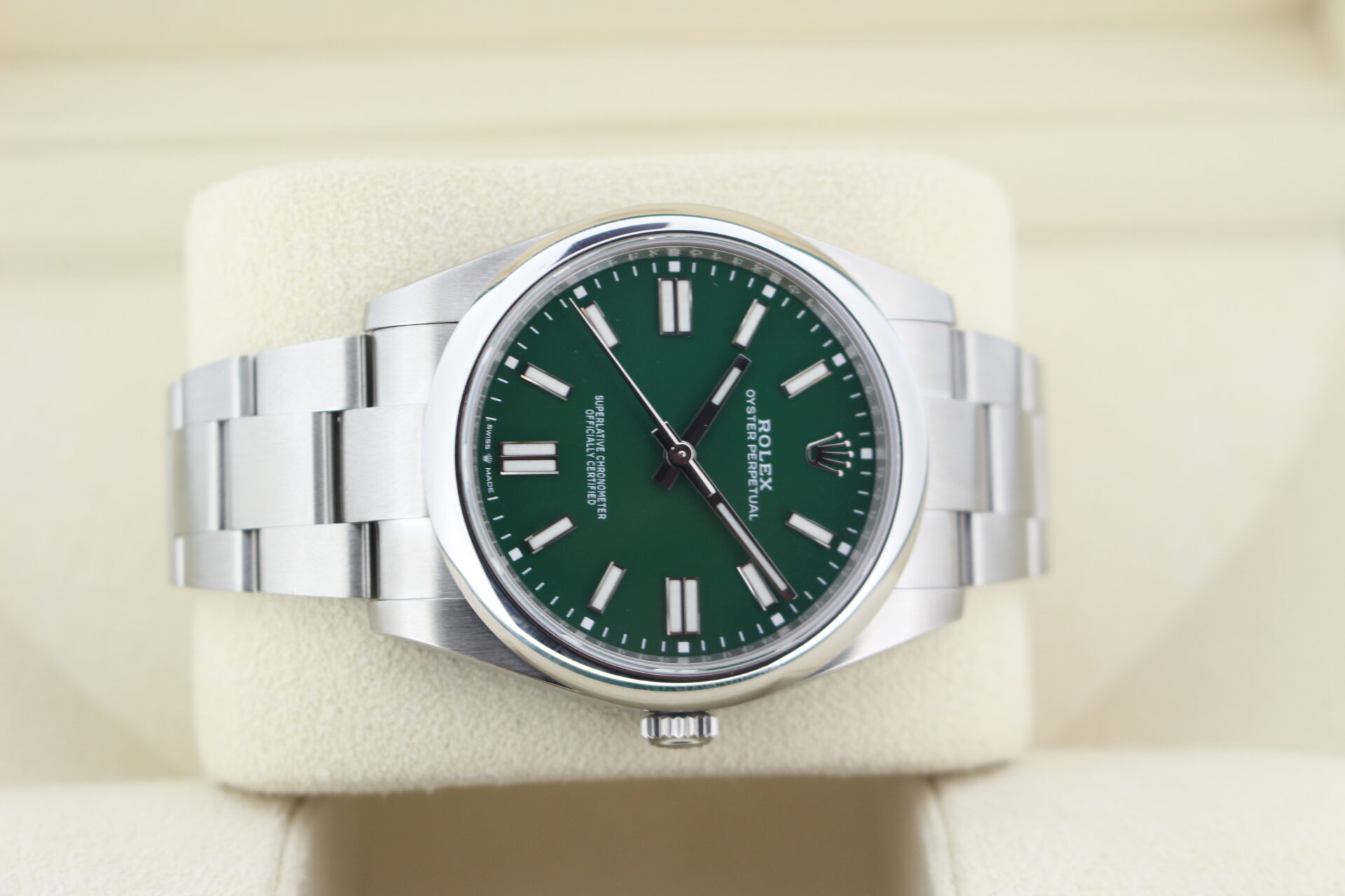 Rolex Oyster Perpetual 41 Green 124300 on it's side