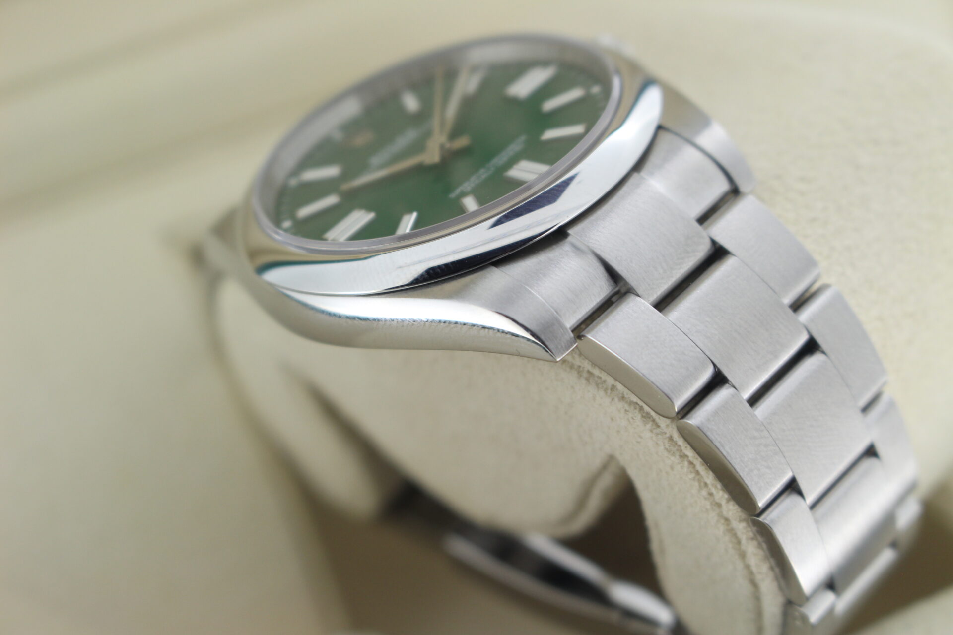 Rolex Oyster Perpetual 41 Green 124300 shoulder